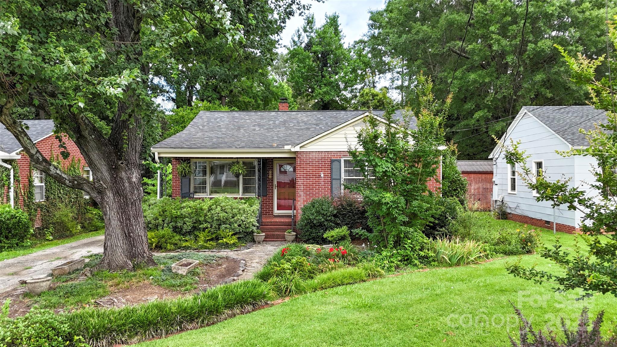 320 Ackert Avenue Property Photo 1
