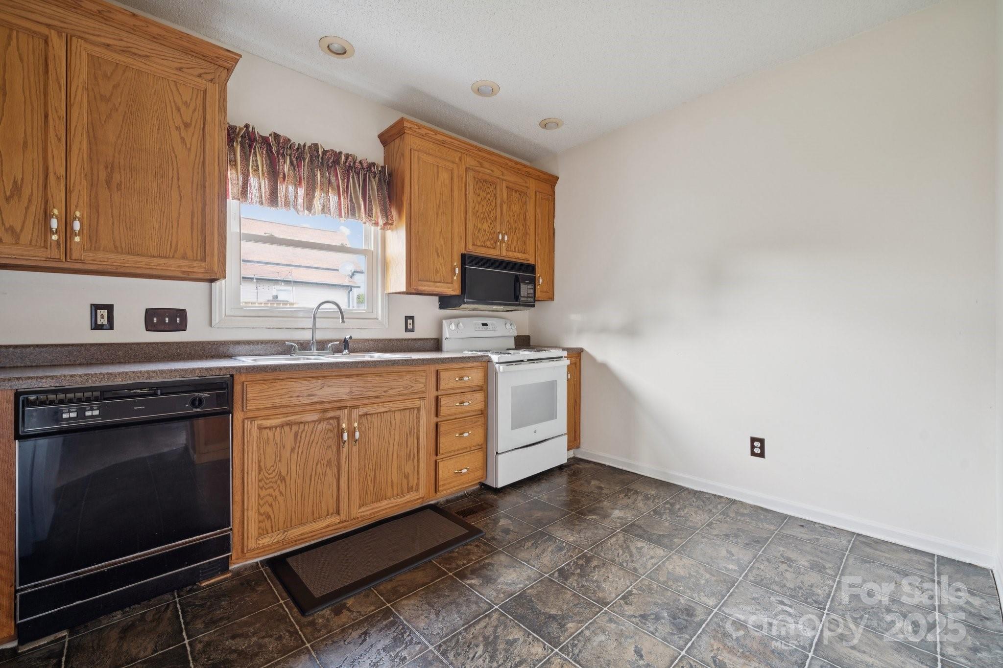 411 S Central Avenue Property Photo 7