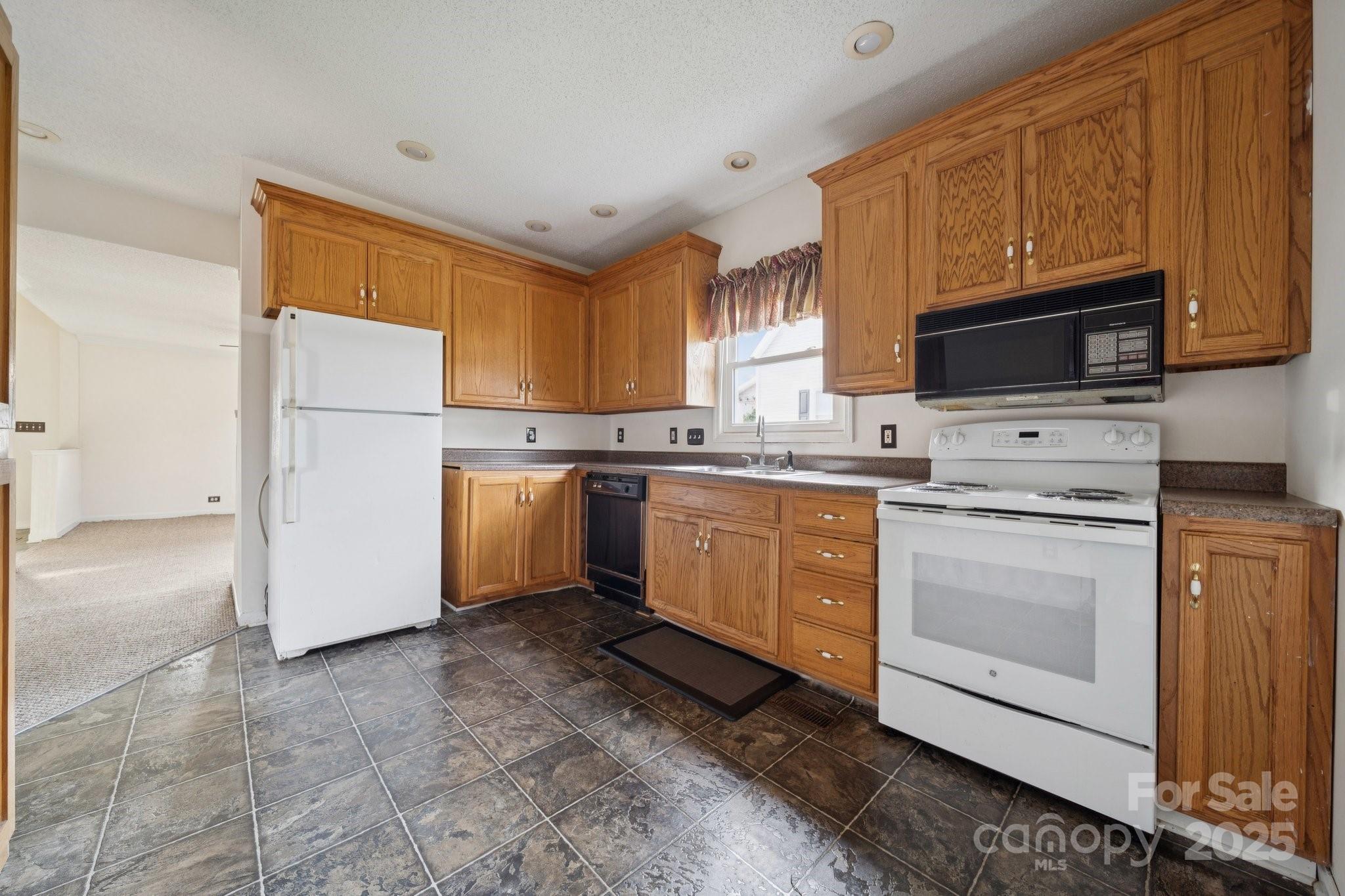 411 S Central Avenue Property Photo 8