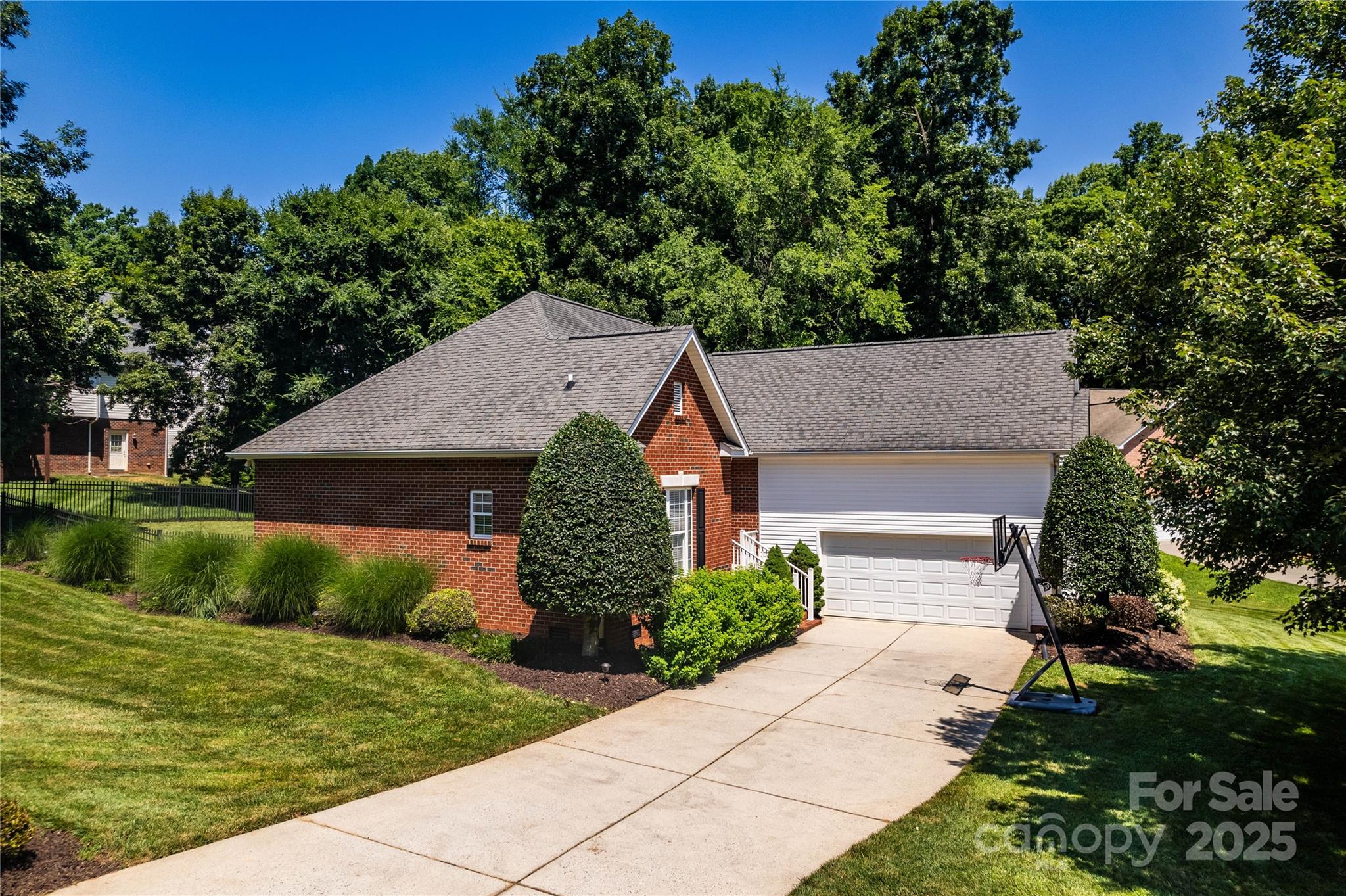 2124 Congress Court Property Photo 1