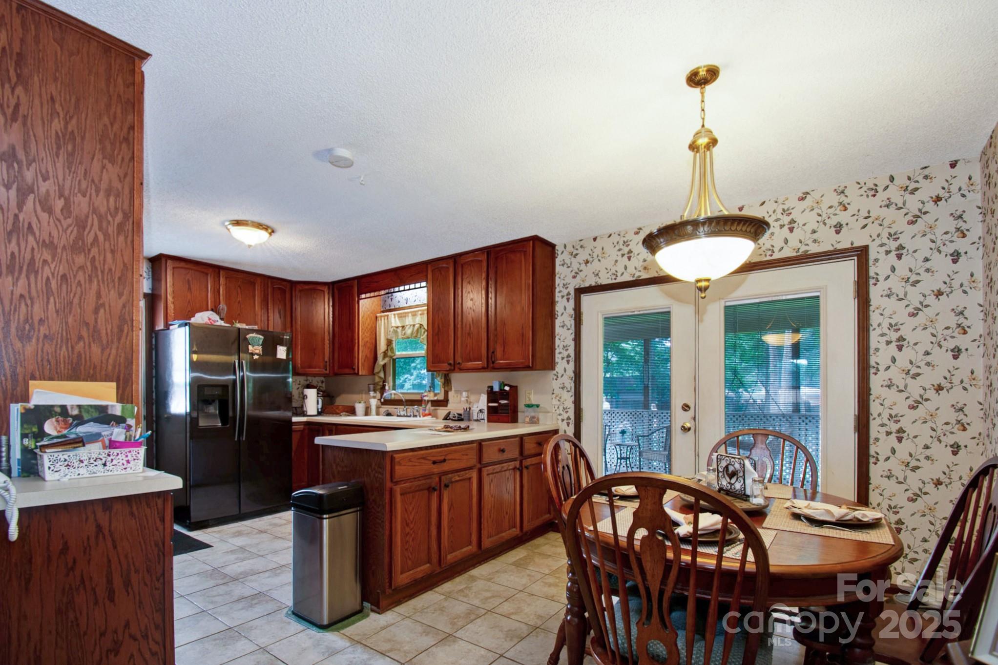6039 Donna Drive Property Photo 5