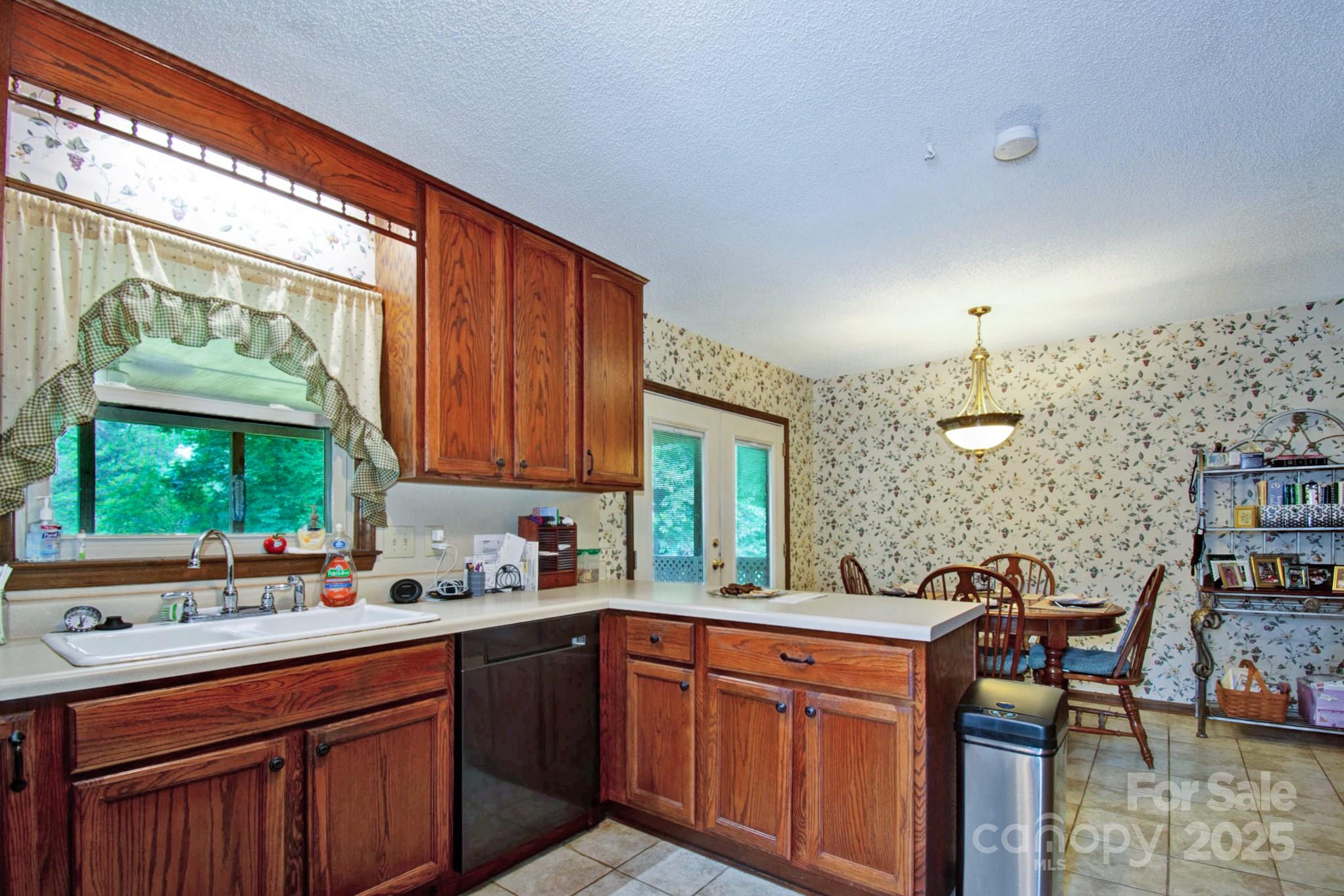 6039 Donna Drive Property Photo 7