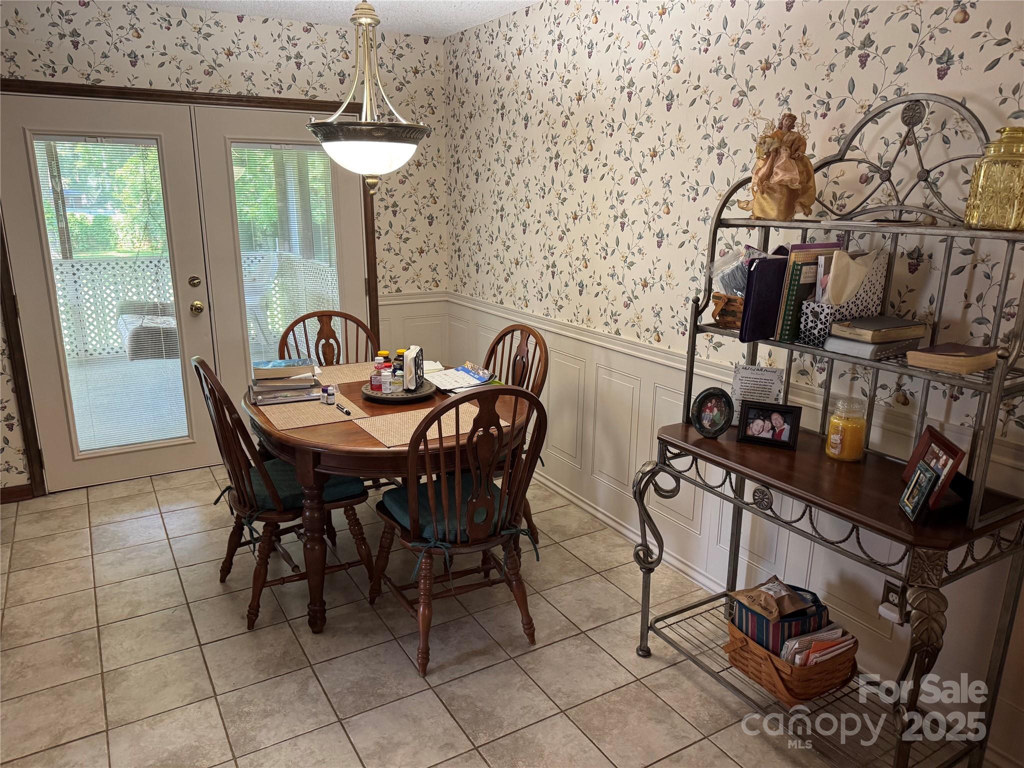 6039 Donna Drive Property Photo 9