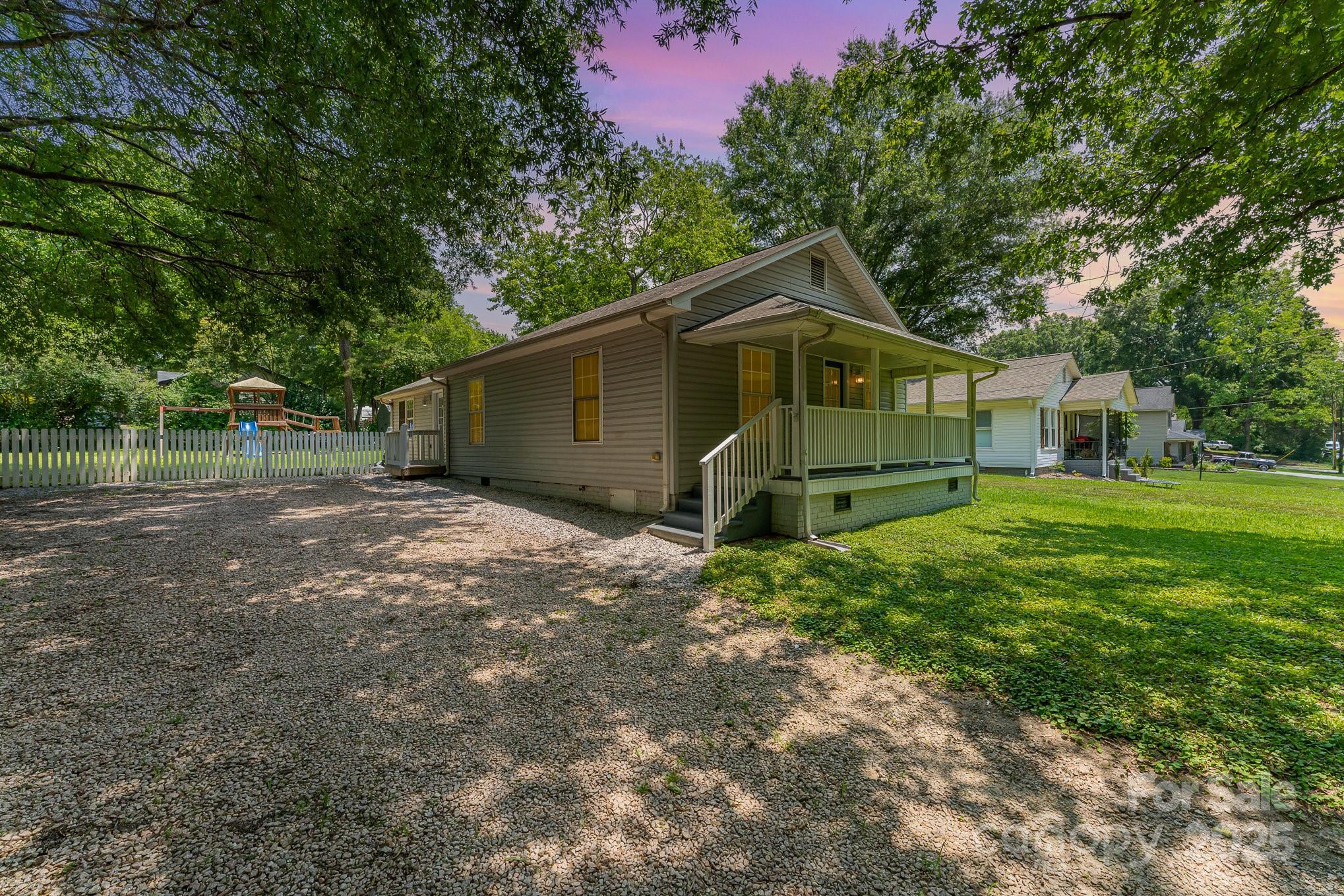 909 Lakeview Street Property Photo 1