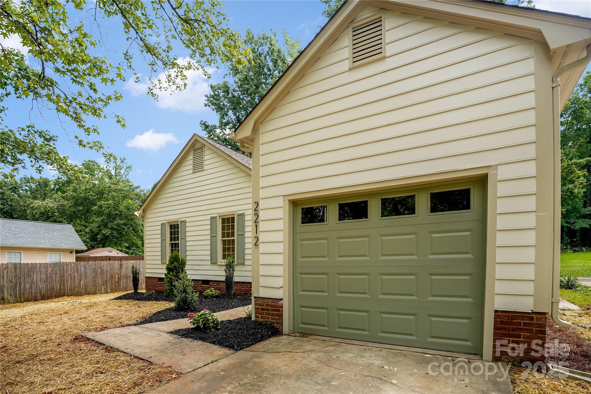 2212 Pinebrook Circle Property Photo 4