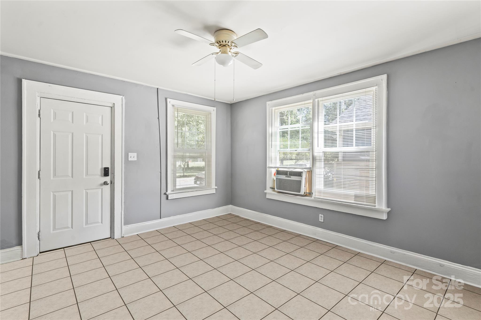 921 N Jackson Street Property Photo 4