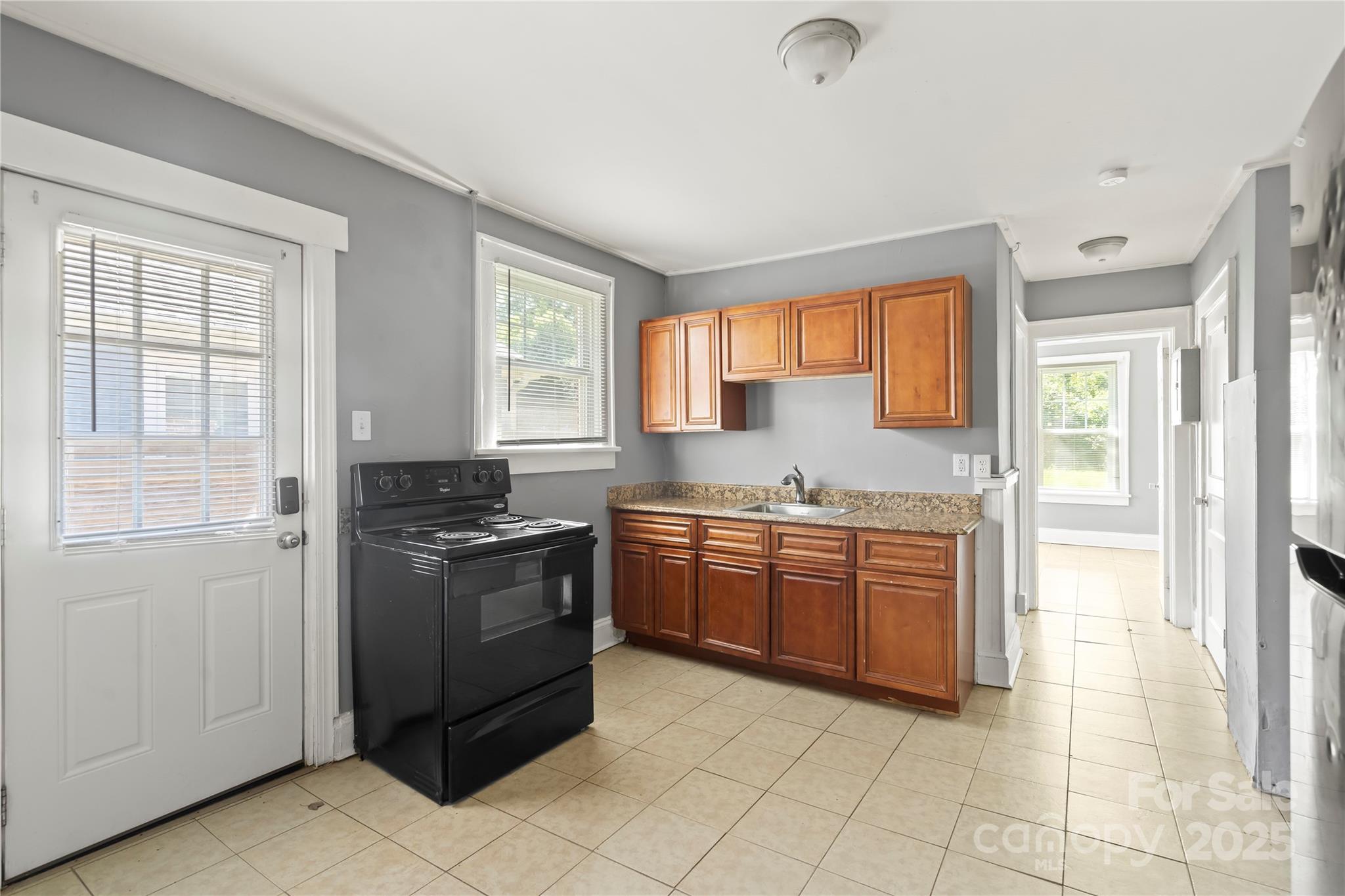 921 N Jackson Street Property Photo 5