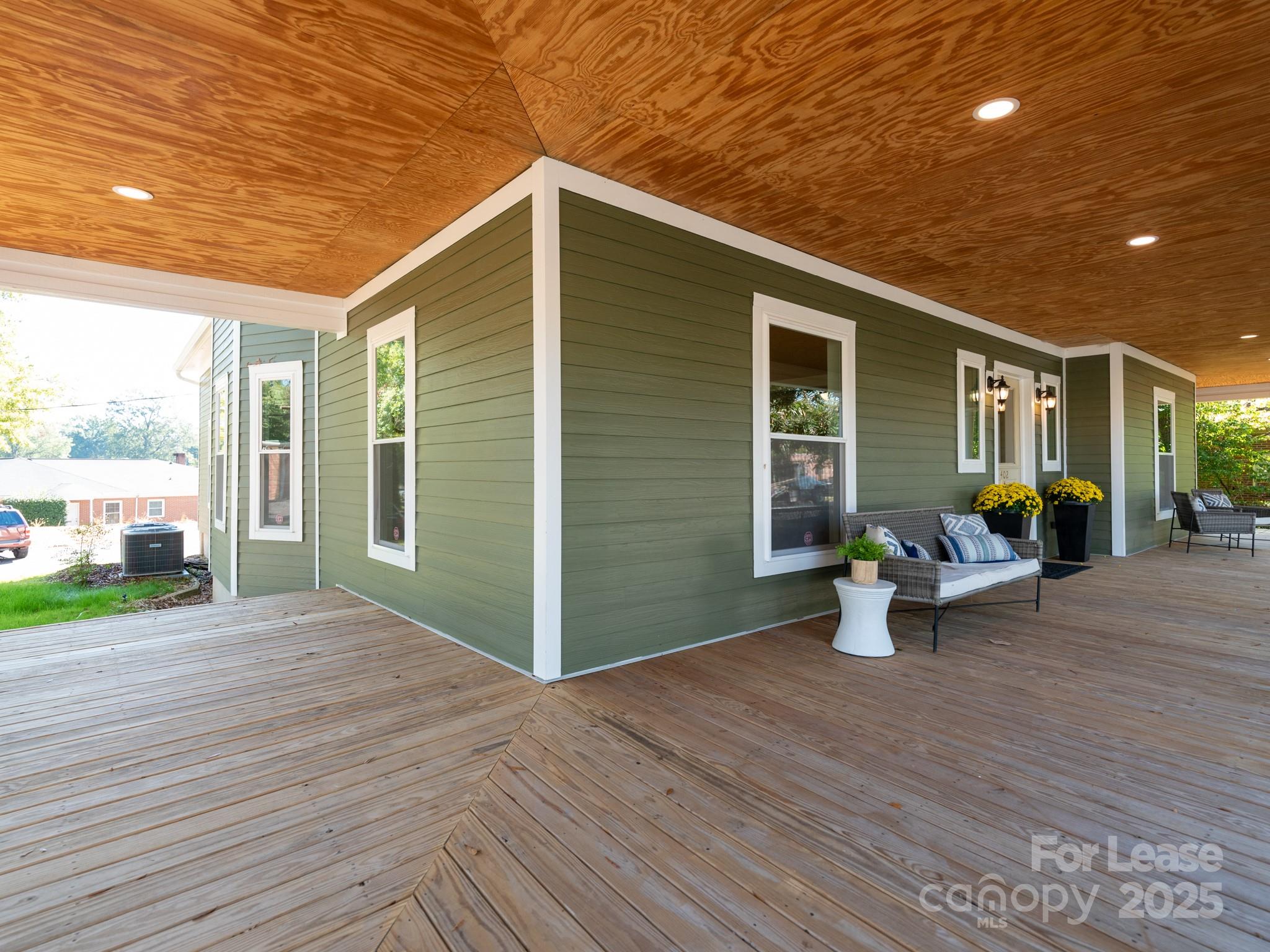 402 S Chester Street Property Photo 6