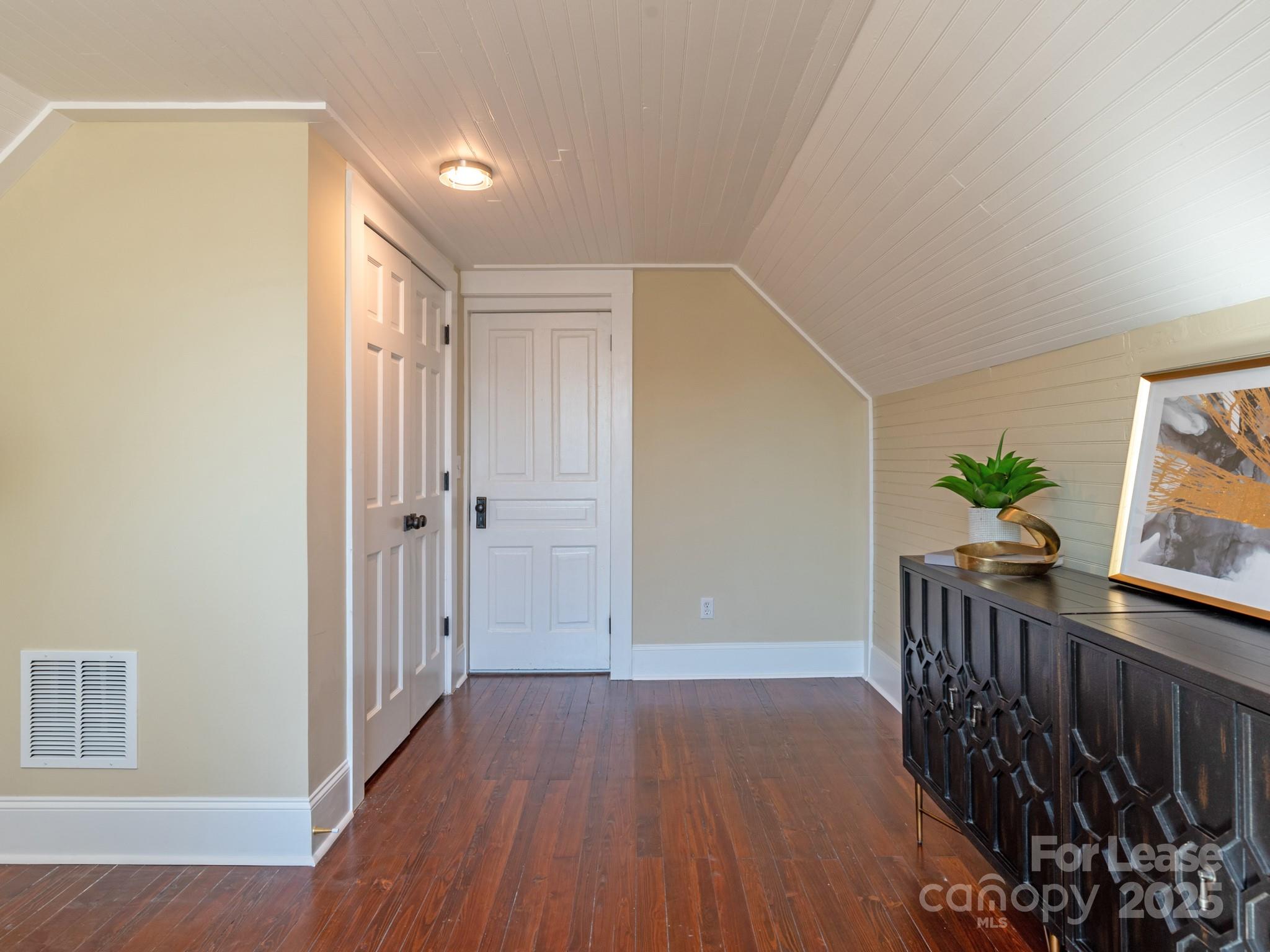 402 S Chester Street Property Photo 39