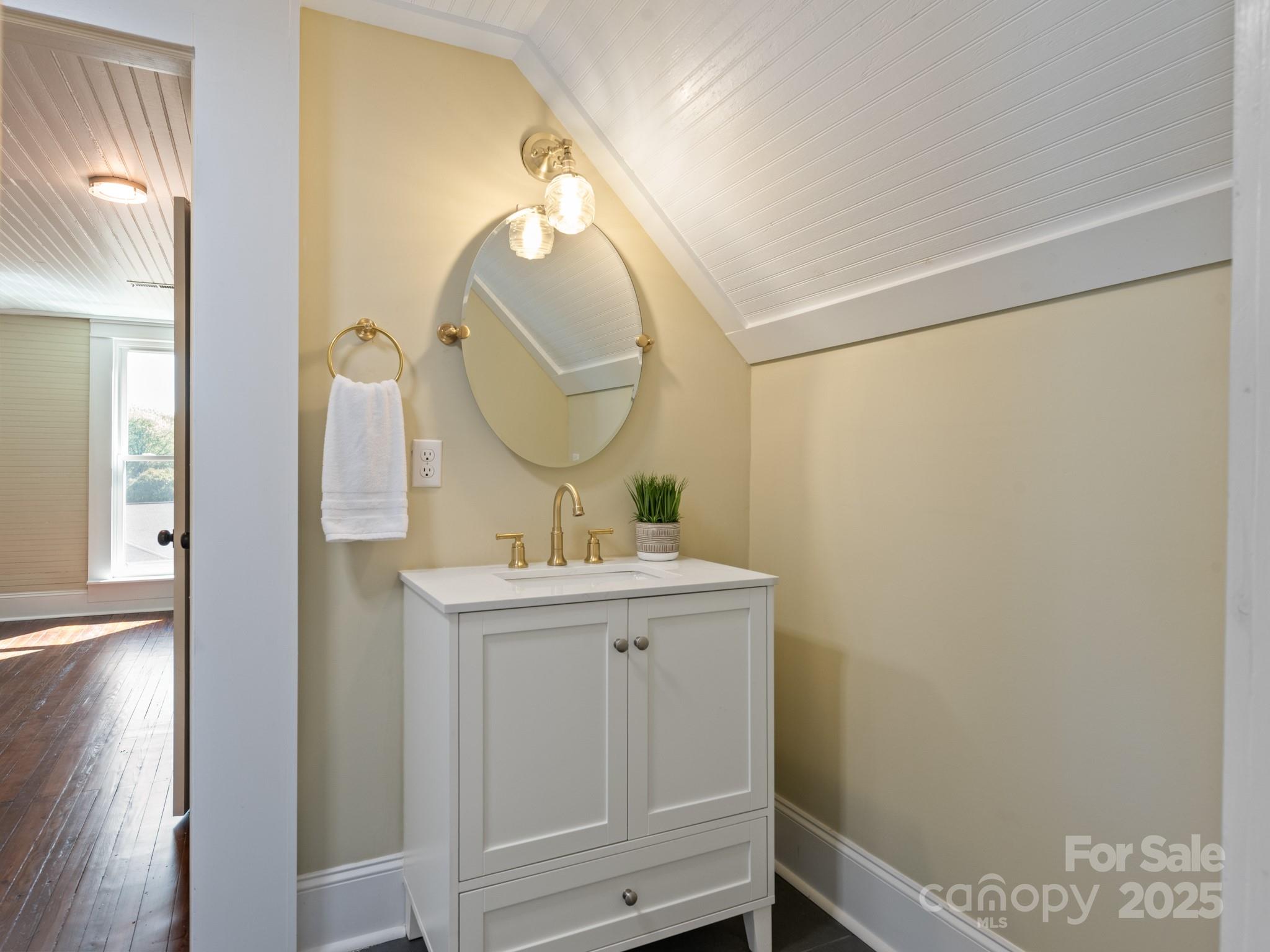 402 S Chester Street Property Photo 37