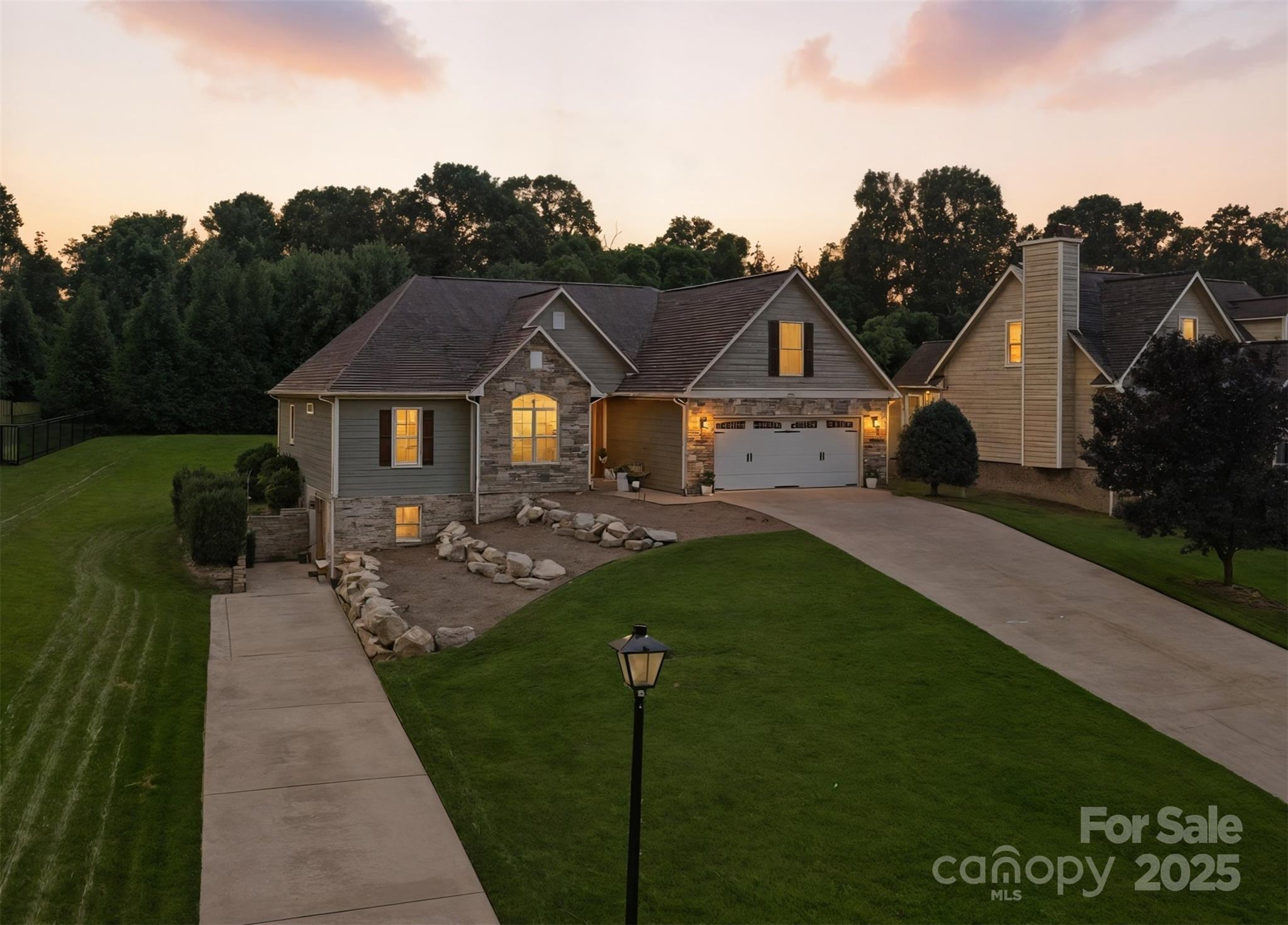 121 Maplewood Court Property Photo 1