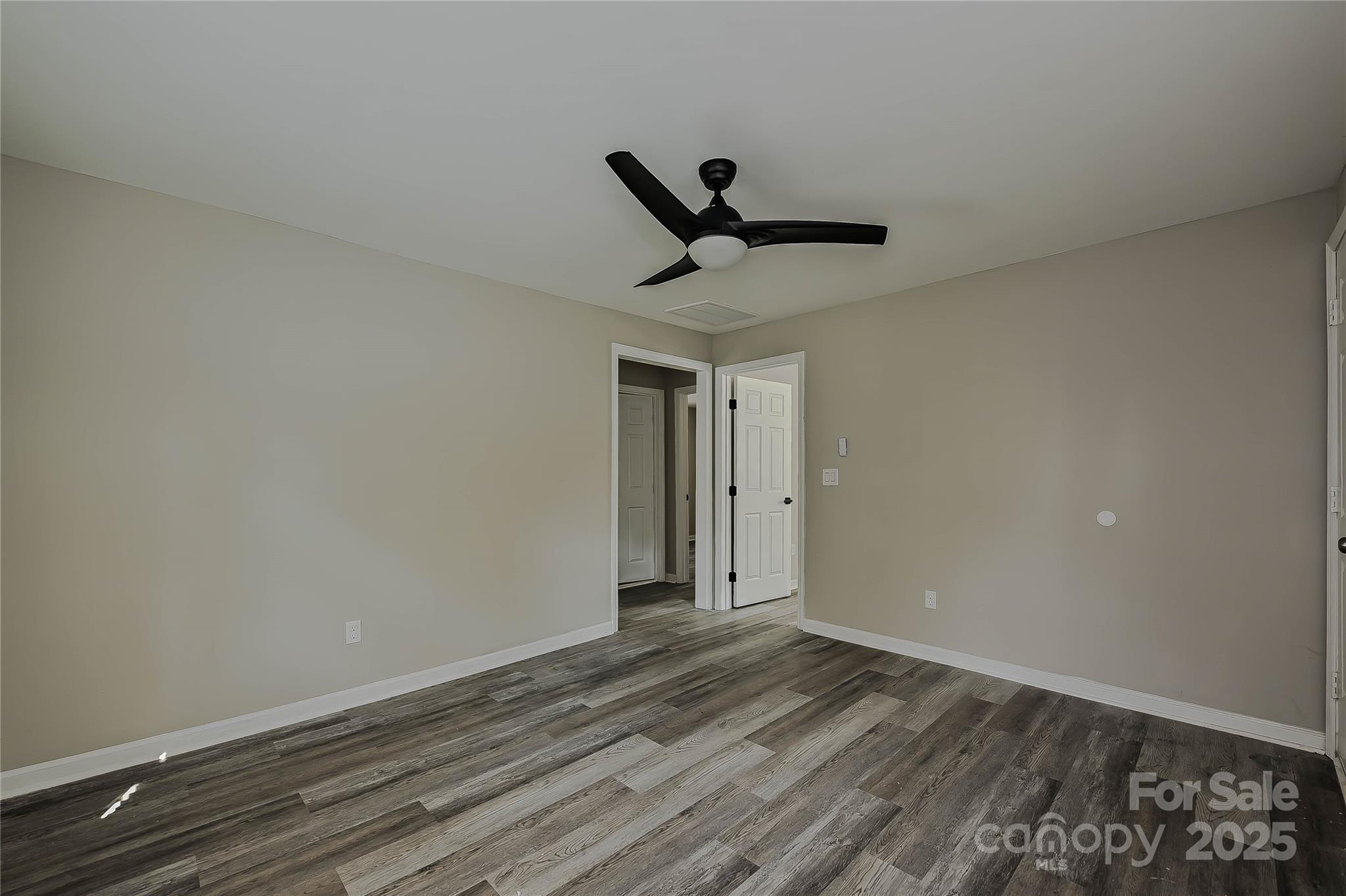 2207 S Gardner Street Property Photo 4