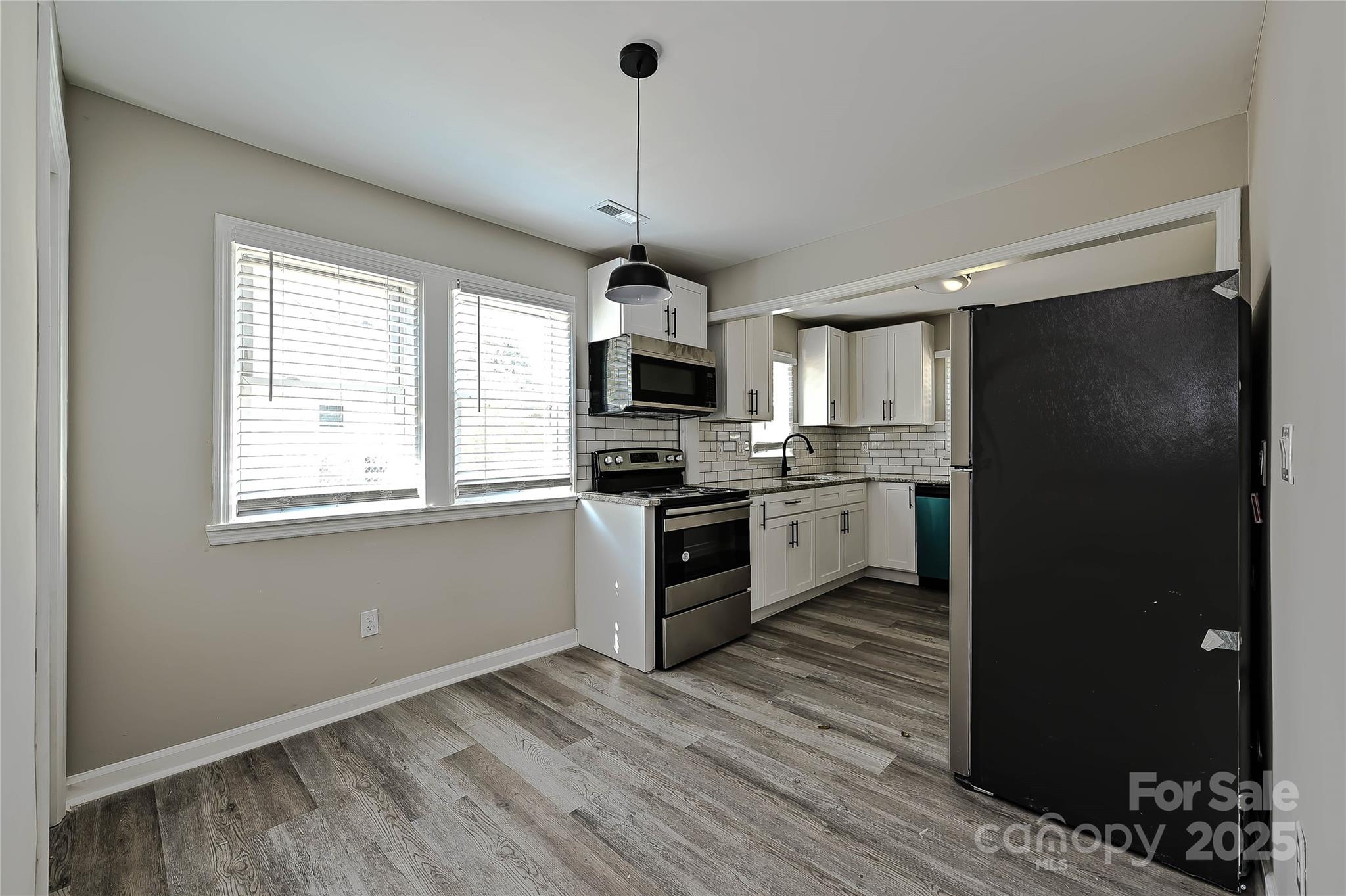 2207 S Gardner Street Property Photo 6