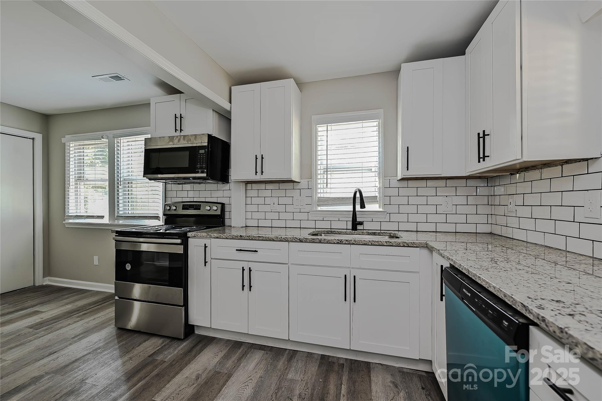2207 S Gardner Street Property Photo 9