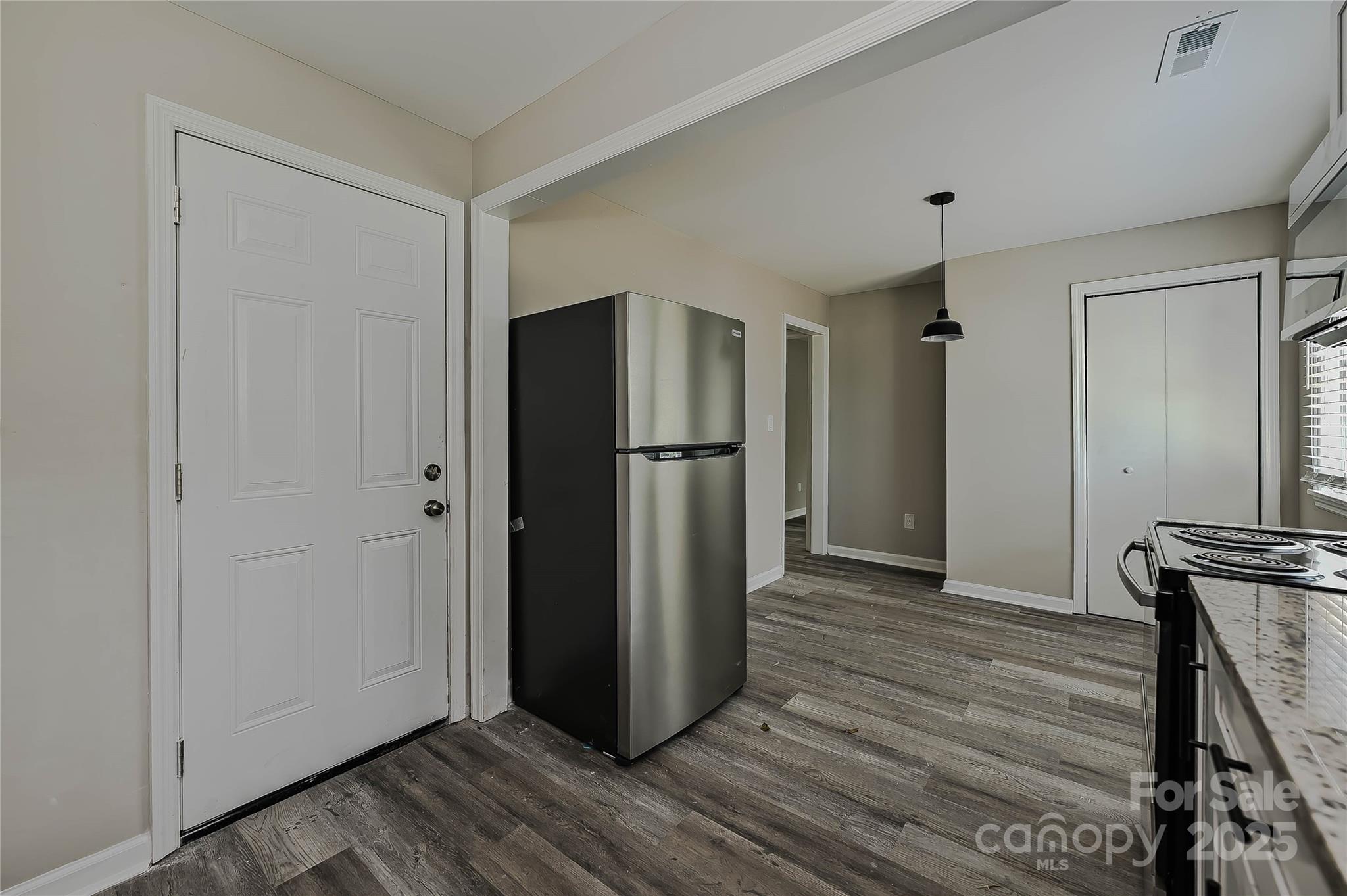 2207 S Gardner Street Property Photo 10