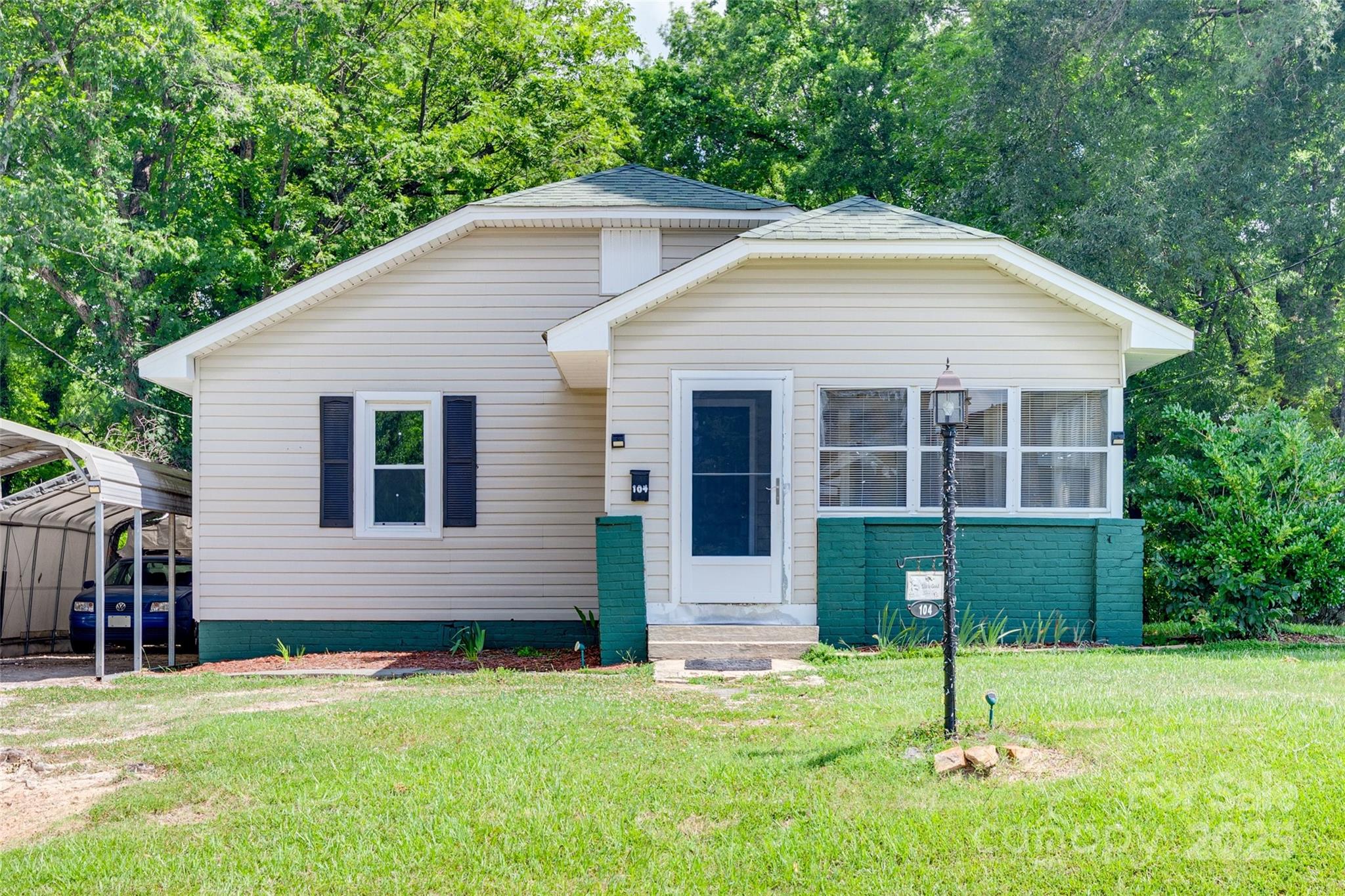 104 W Maryland Avenue Property Photo 1
