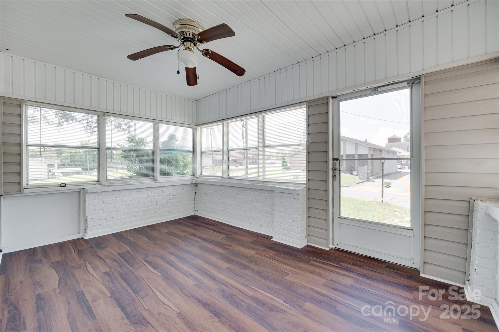 104 W Maryland Avenue Property Photo 2