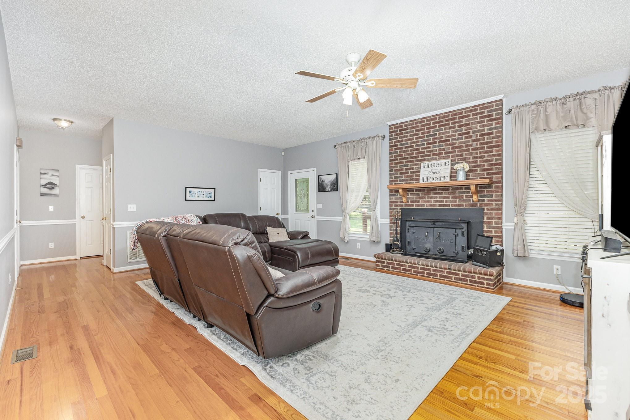 5292 Tice Road Property Photo 8