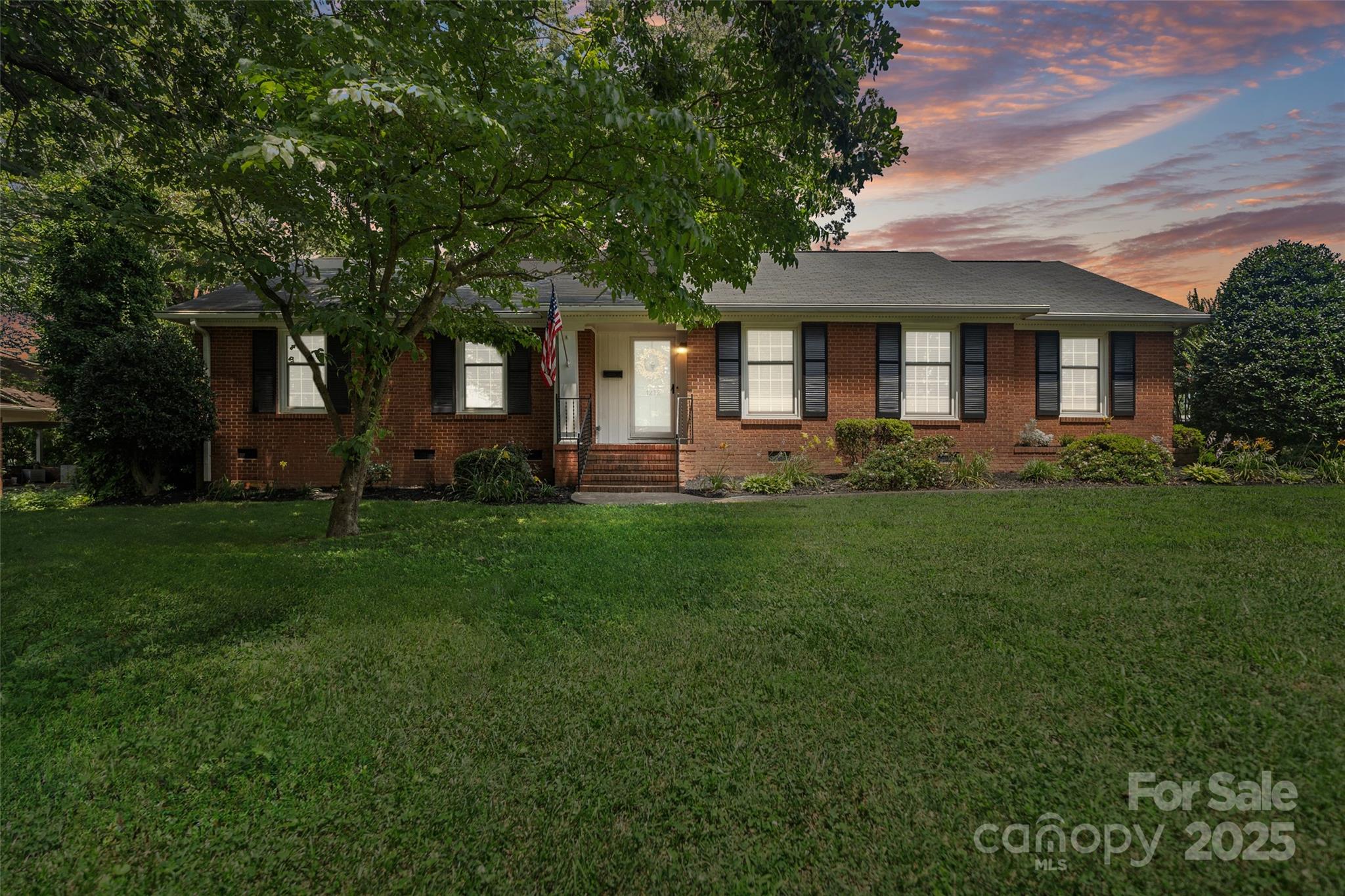 1272 Queensgate Street Property Photo 1