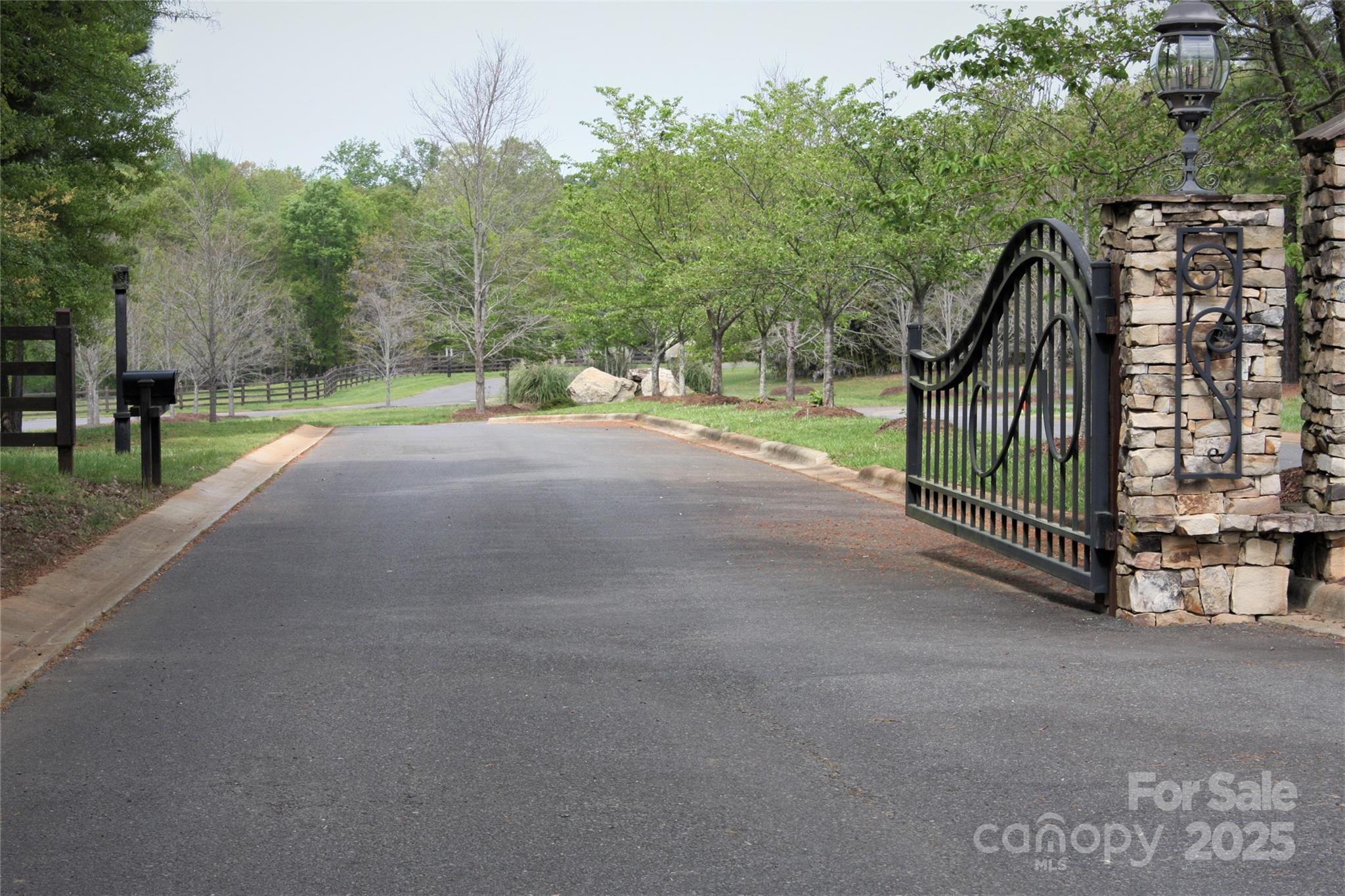 808 Bellegray Road 13 Property Photo 9