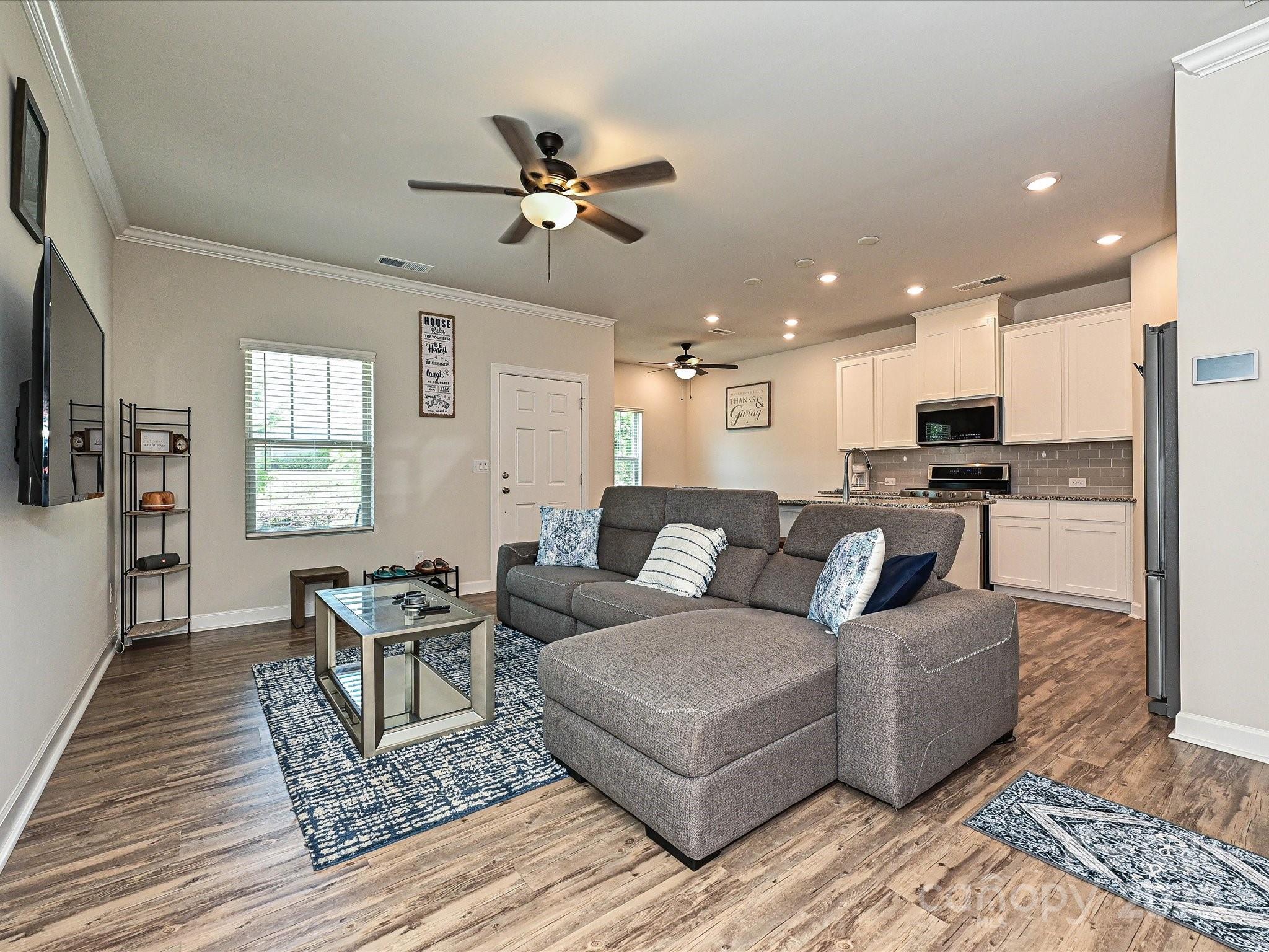 11807 Midnight Way Property Photo 3