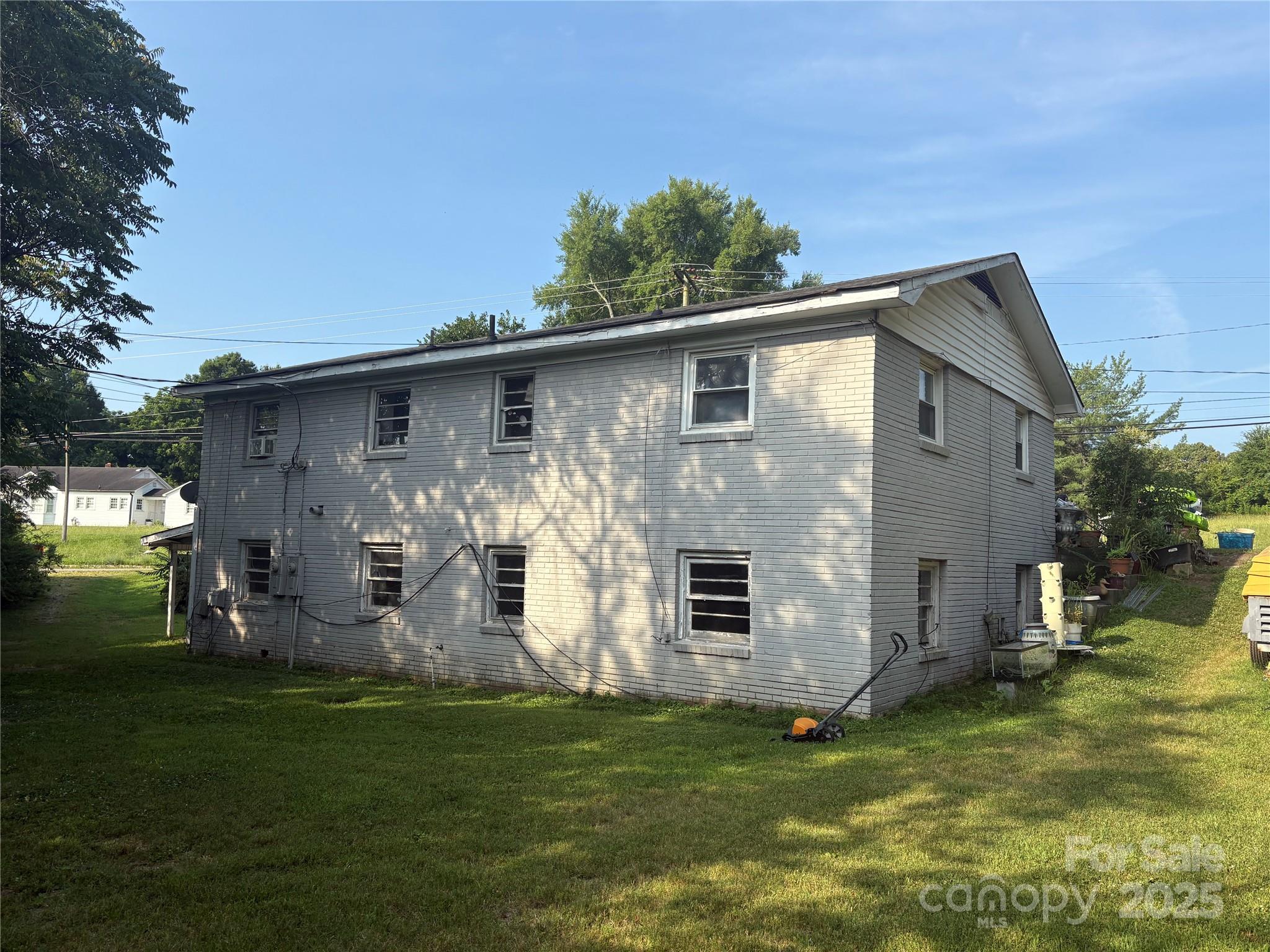 2103 Clawson Avenue Property Photo 2