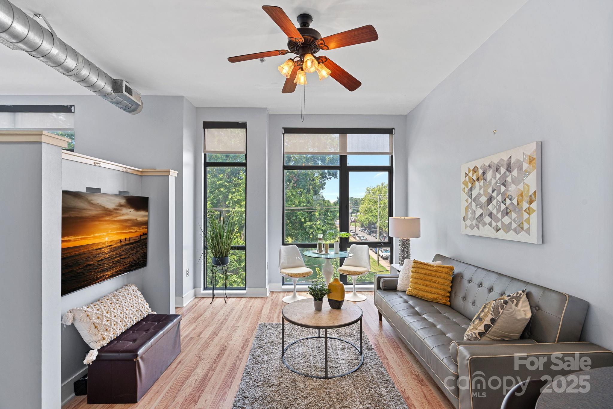 514 W 10th Street 302 Property Photo 1