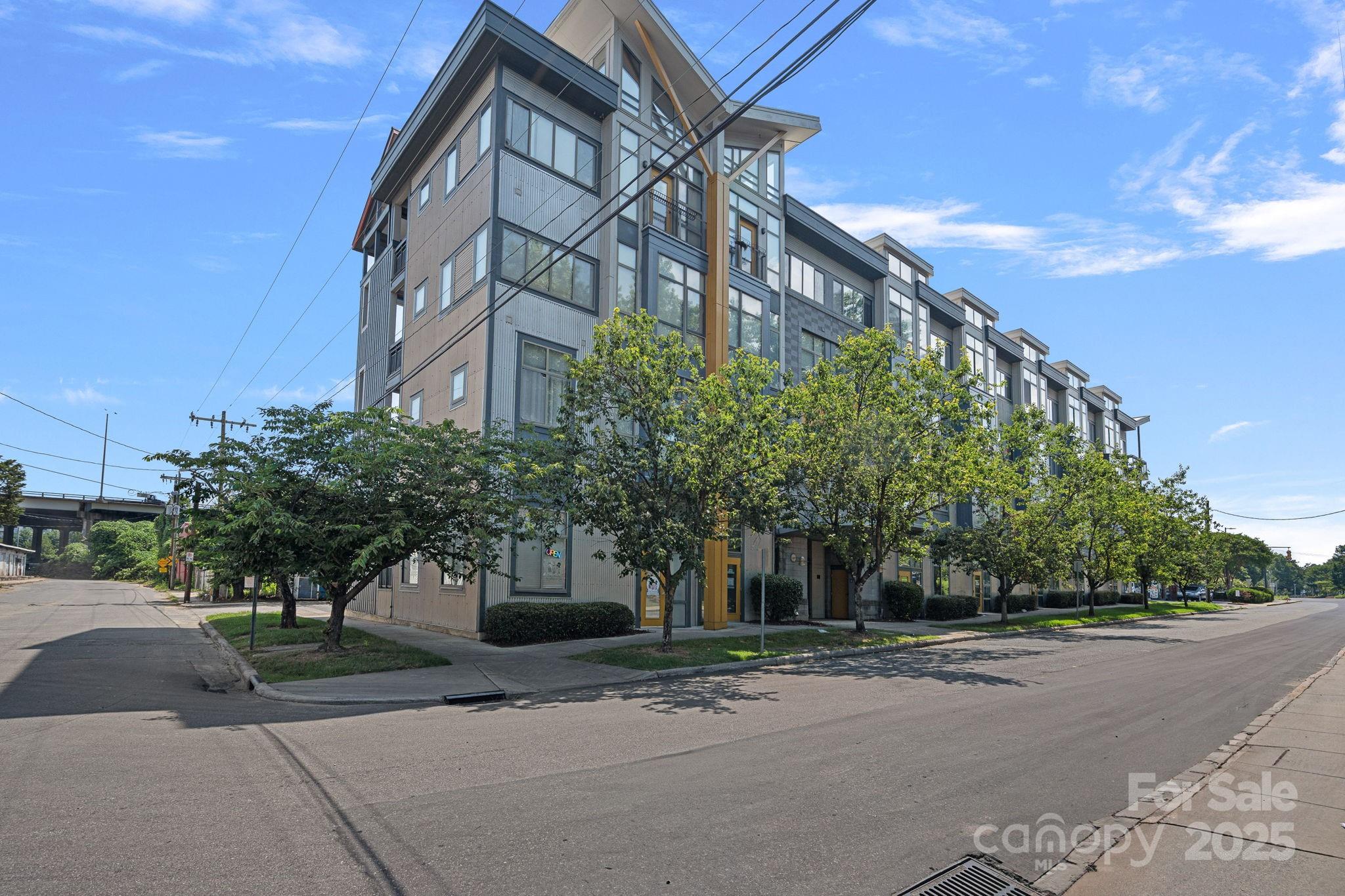 514 W 10th Street 302 Property Photo 3