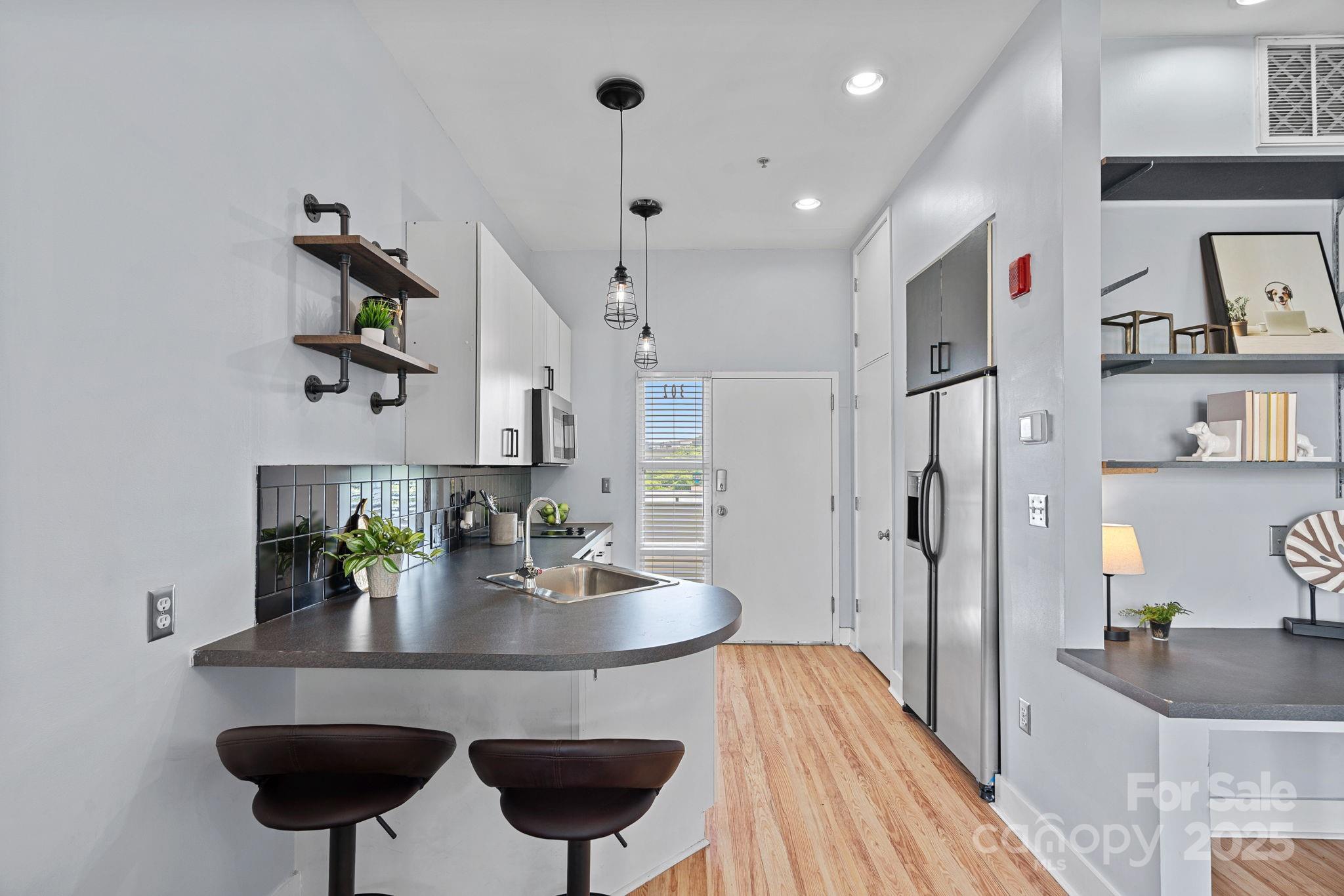 514 W 10th Street 302 Property Photo 4