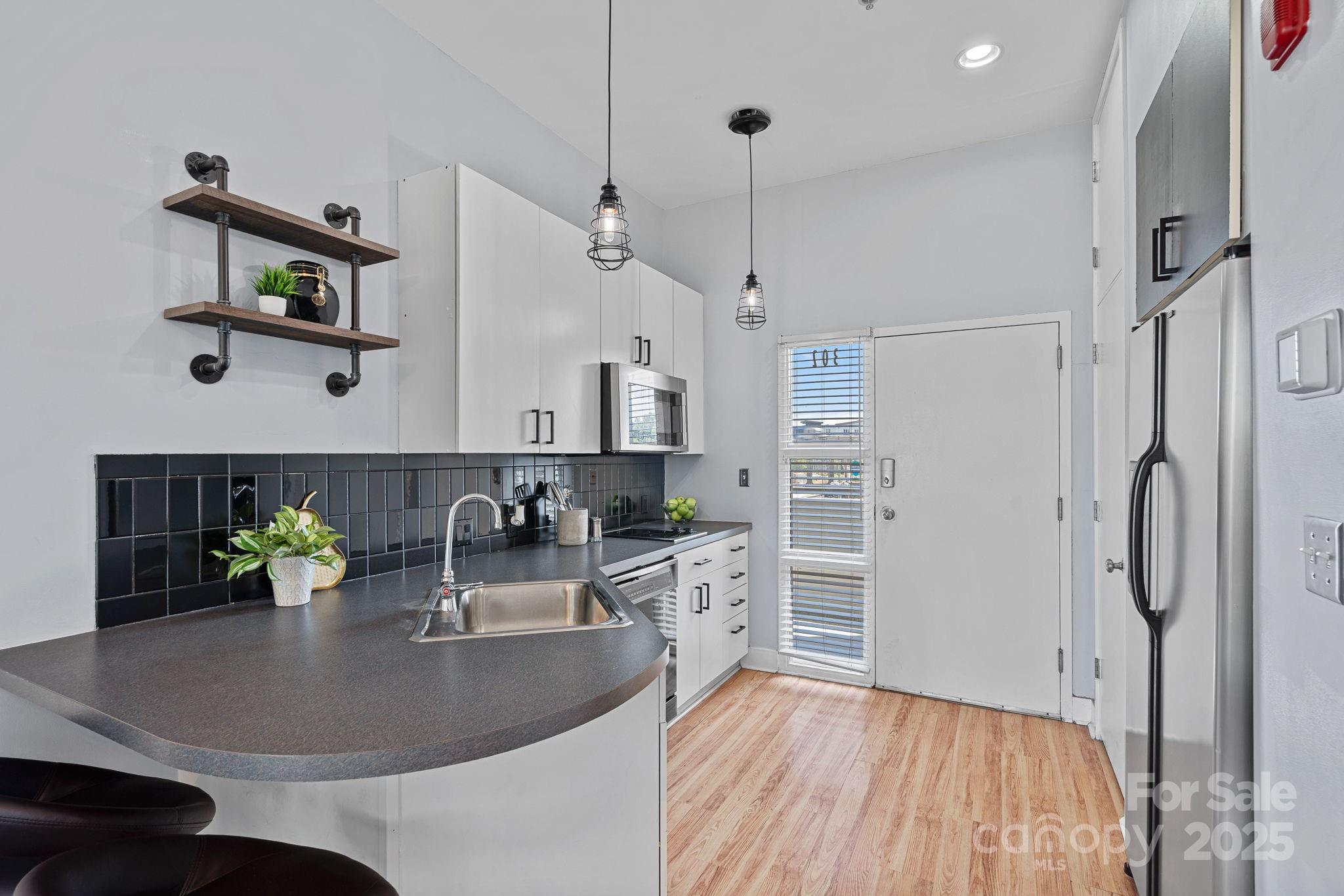 514 W 10th Street 302 Property Photo 5