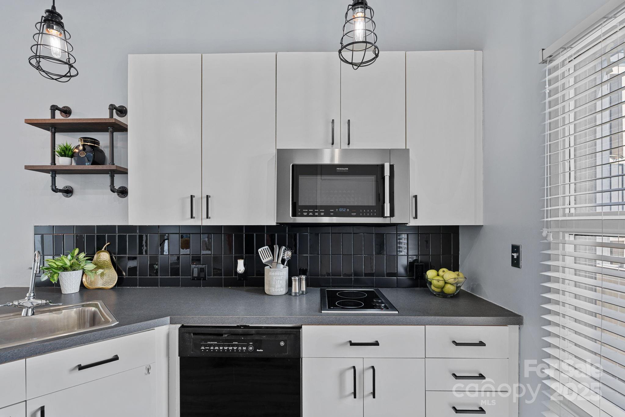 514 W 10th Street 302 Property Photo 6