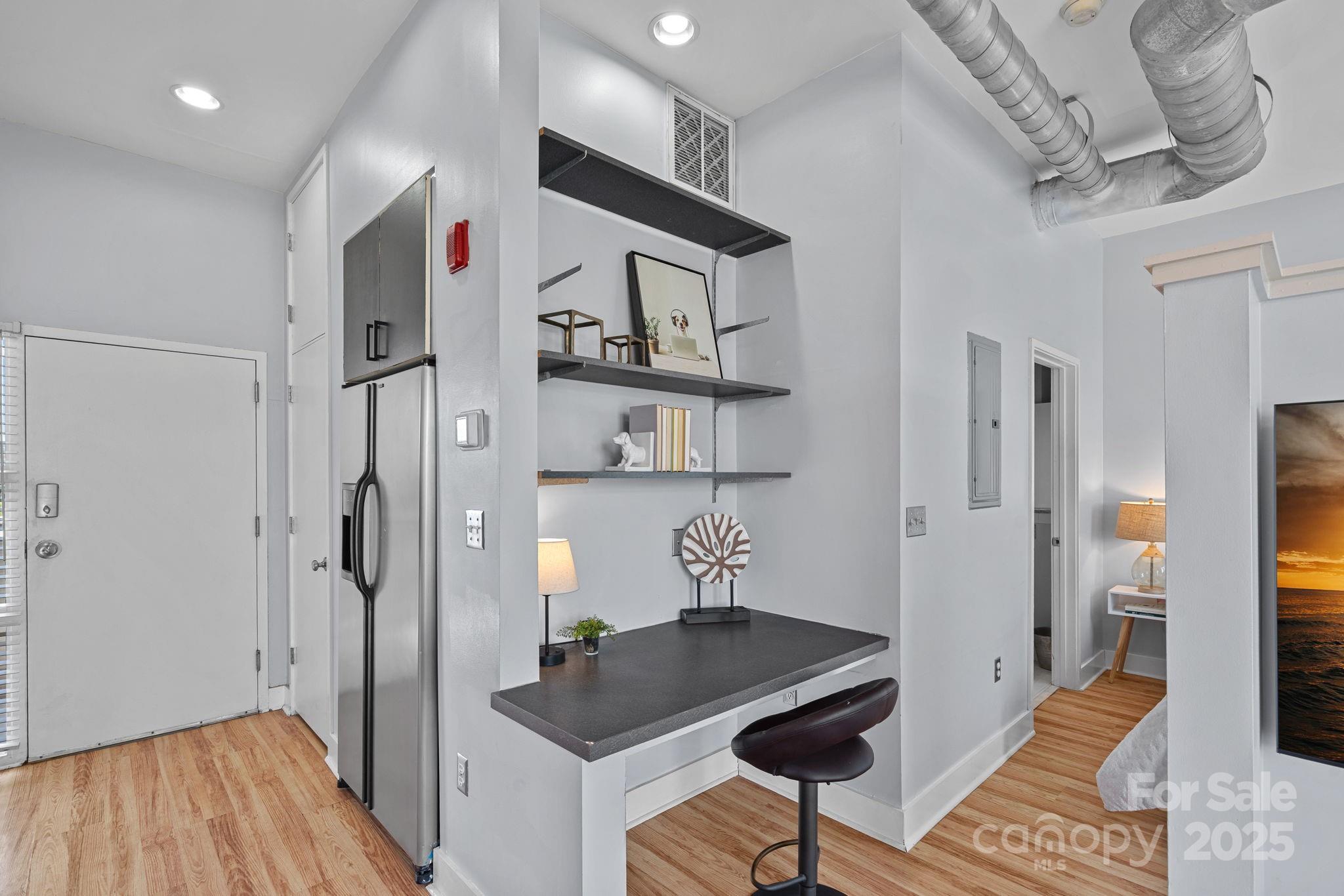 514 W 10th Street 302 Property Photo 7