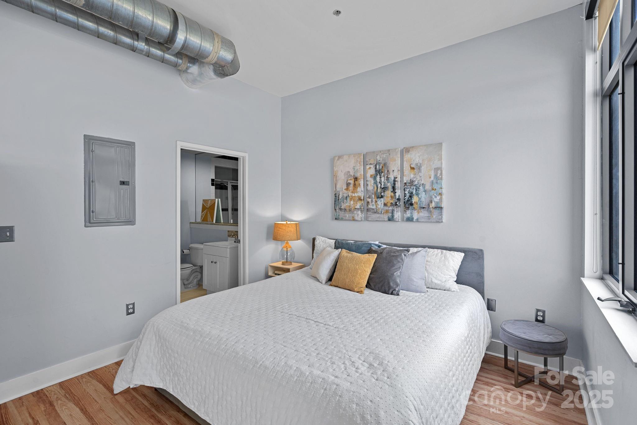 514 W 10th Street 302 Property Photo 9