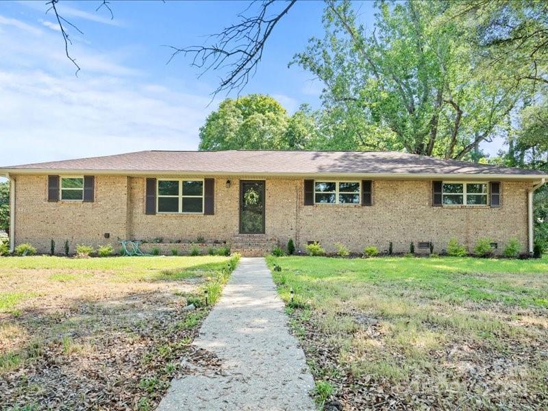 136 Chester Park Circle Property Photo 1