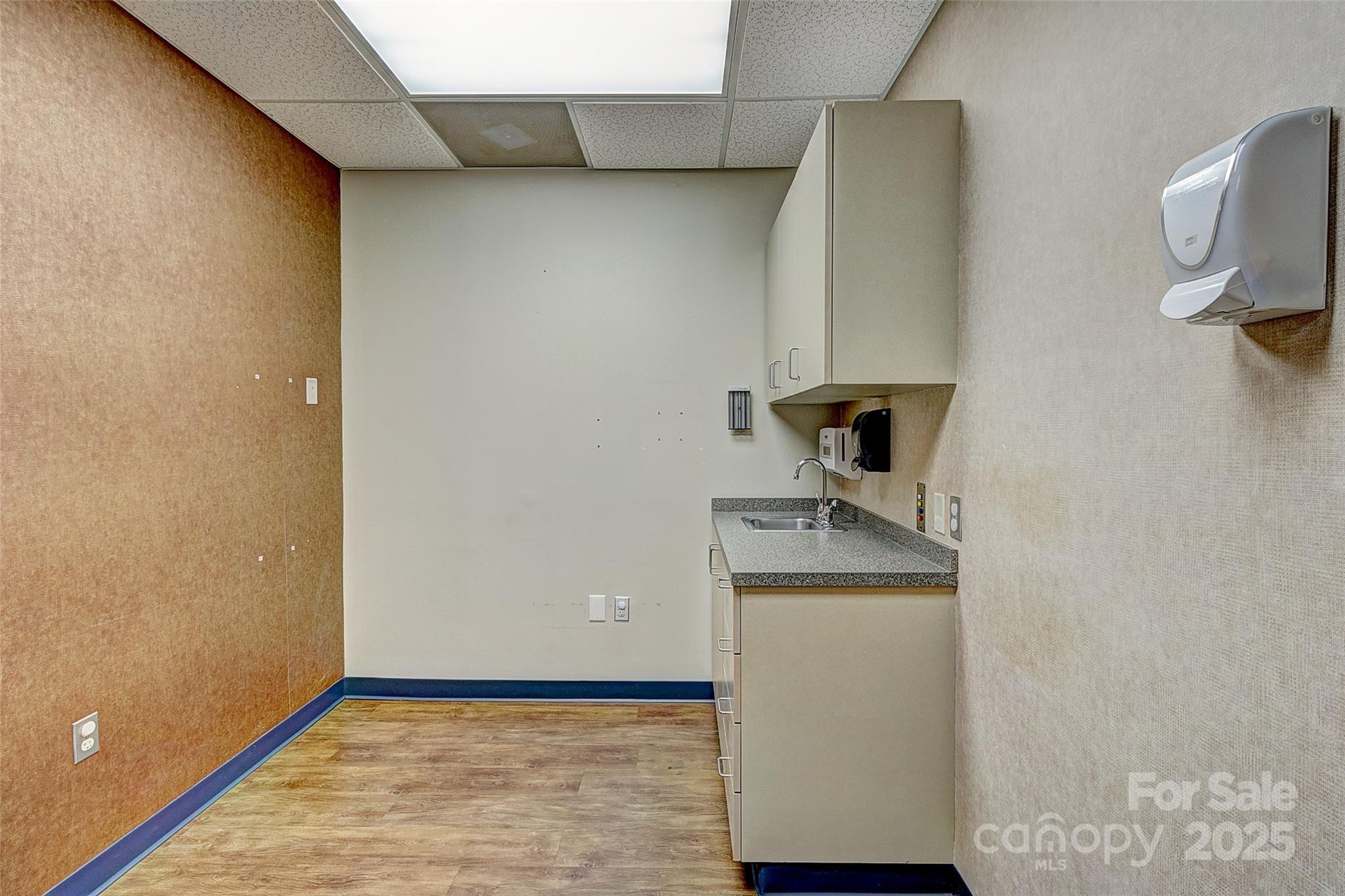 112 S Oak Street Property Photo 8