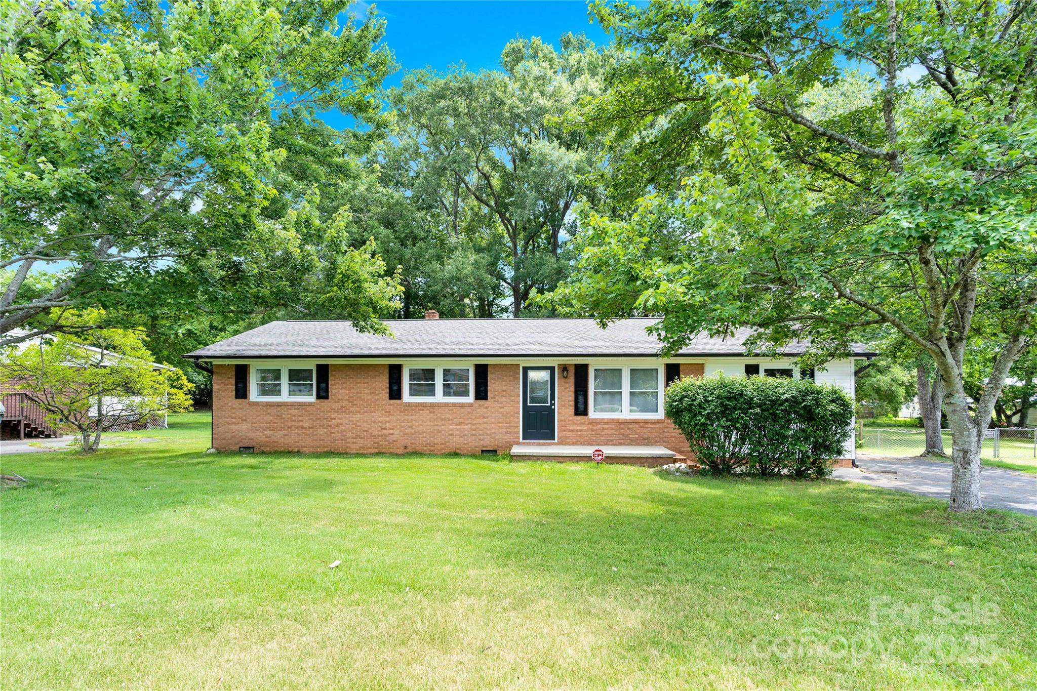 501 Kingfield Drive Property Photo 1