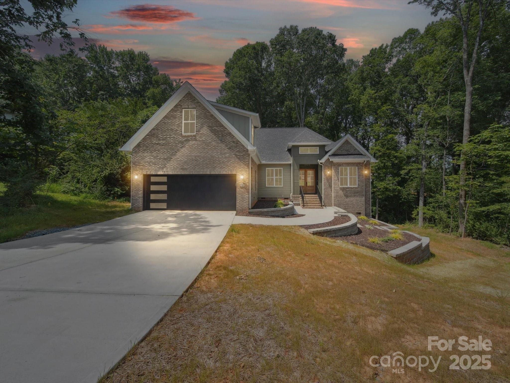 2108 Lakeview Circle Property Photo 1