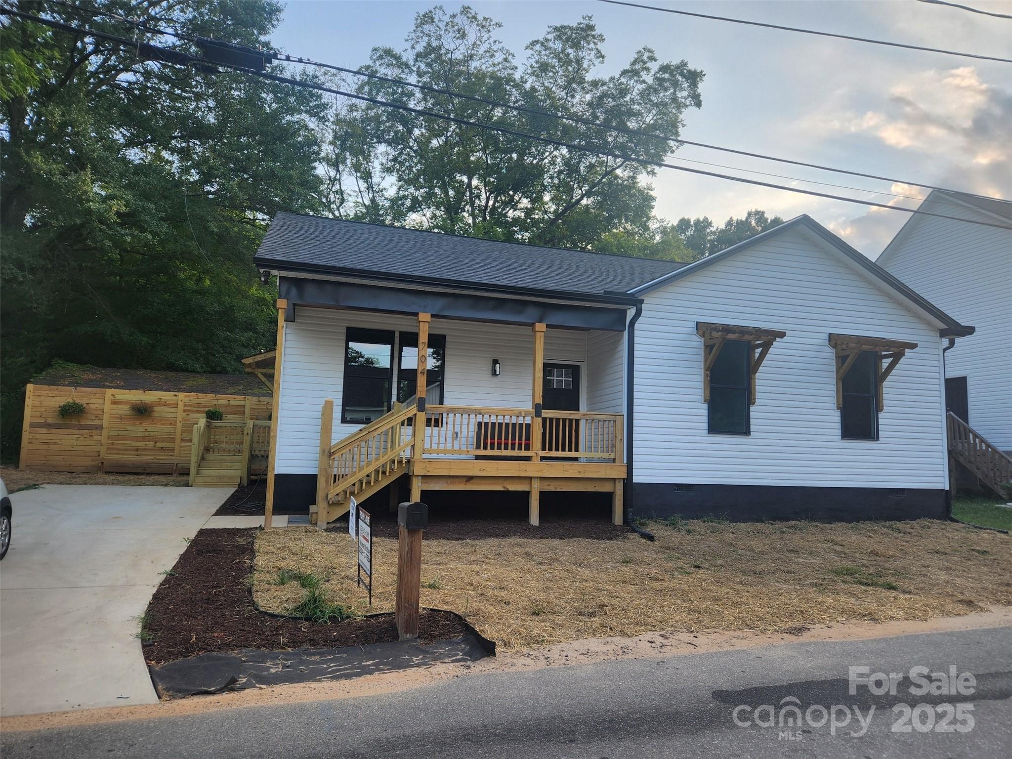 704 S Harding Avenue Property Photo 1