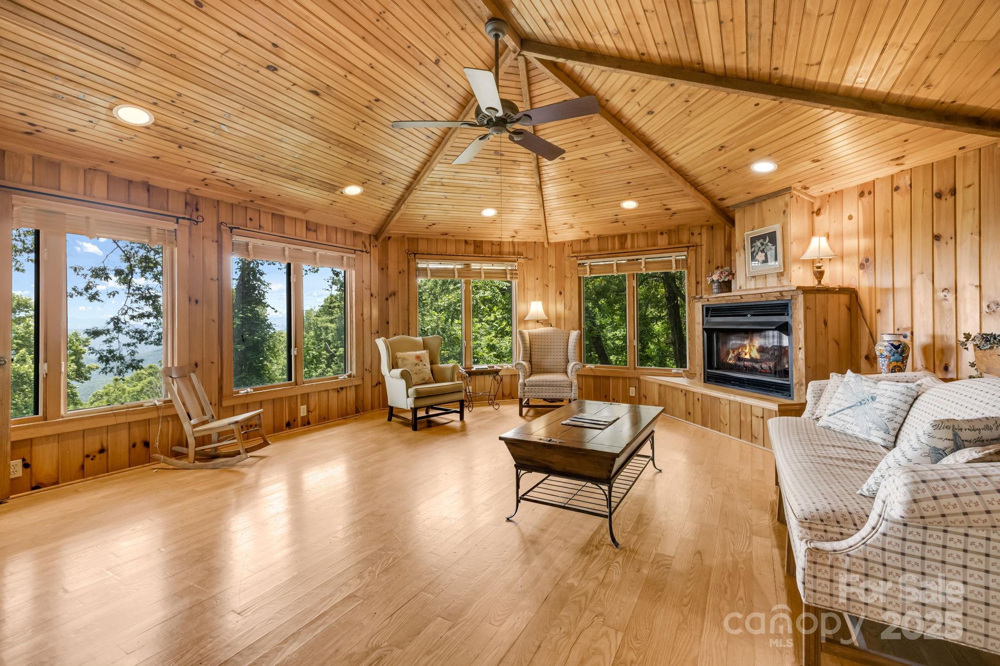 203 Laurel Lane Property Photo 8