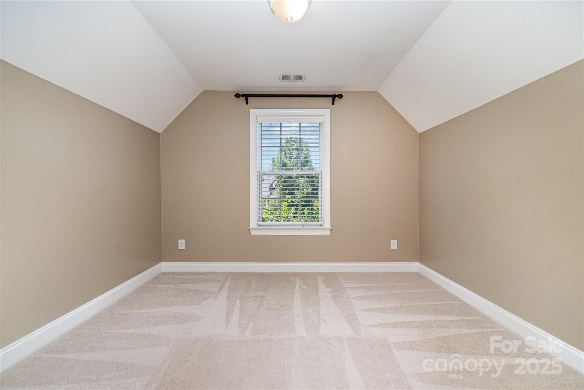 626 Tullamore Court Property Photo 28