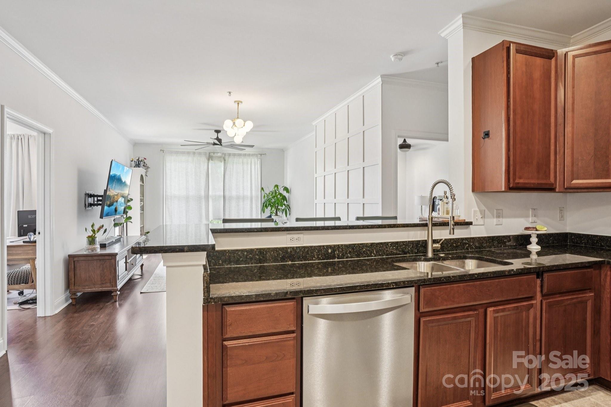1000 E Woodlawn Road 411 Property Photo 10