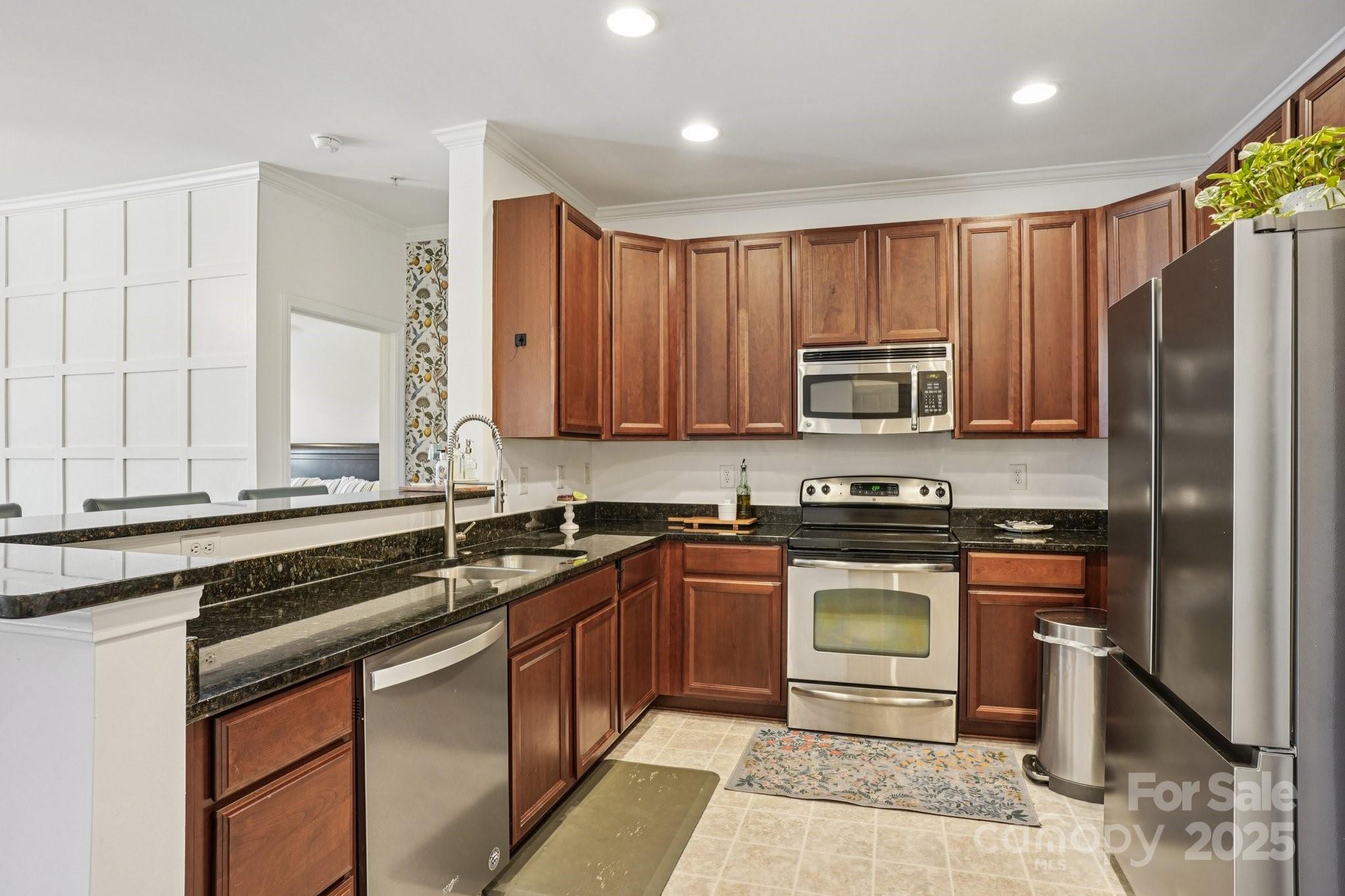 1000 E Woodlawn Road 411 Property Photo 12