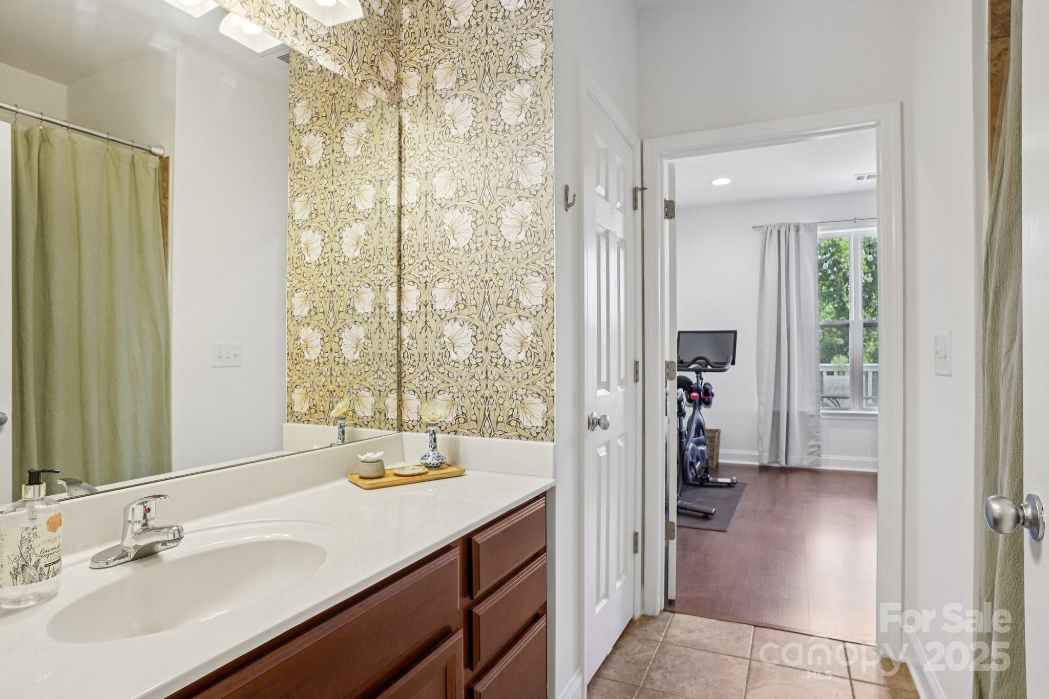 1000 E Woodlawn Road 411 Property Photo 14
