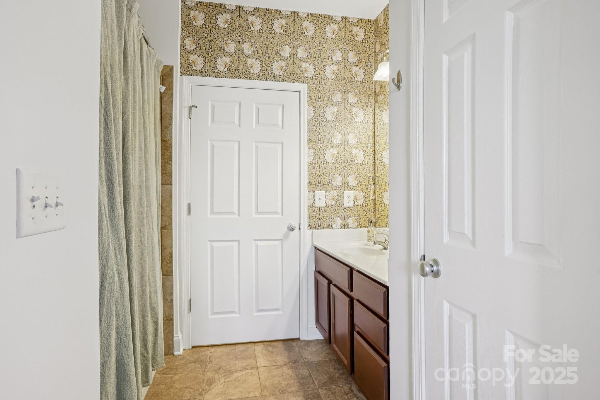 1000 E Woodlawn Road 411 Property Photo 15