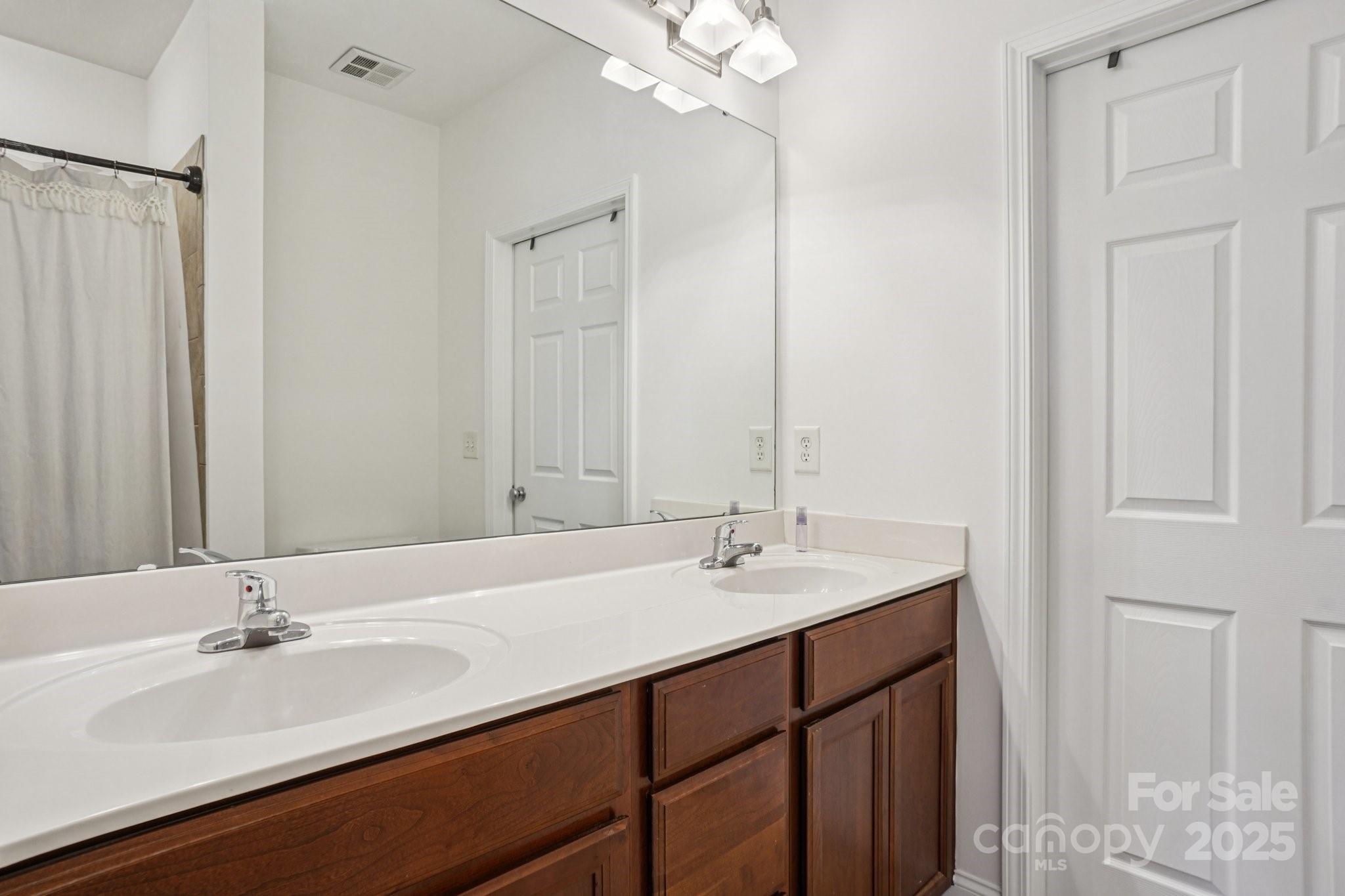1000 E Woodlawn Road 411 Property Photo 26