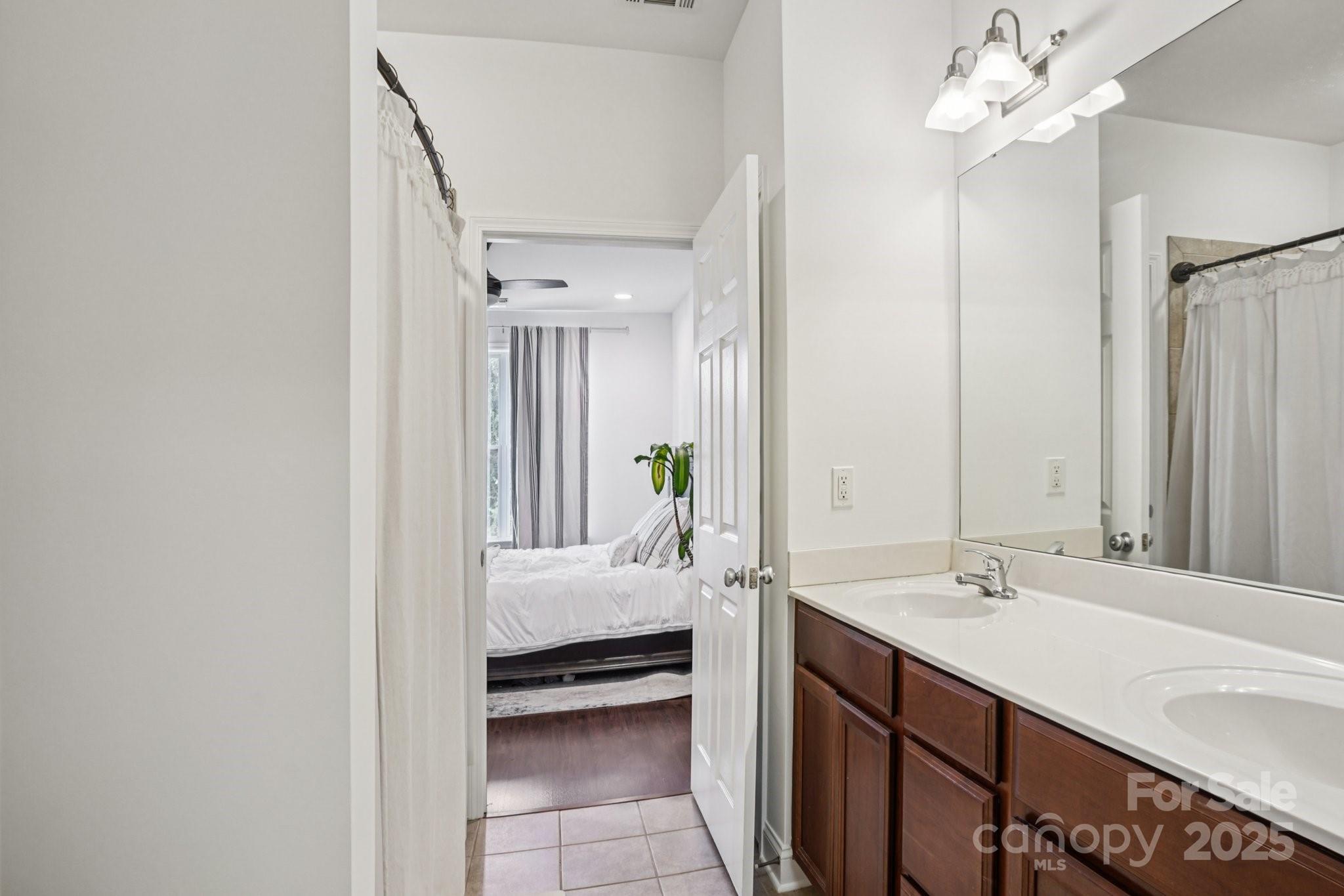 1000 E Woodlawn Road 411 Property Photo 27