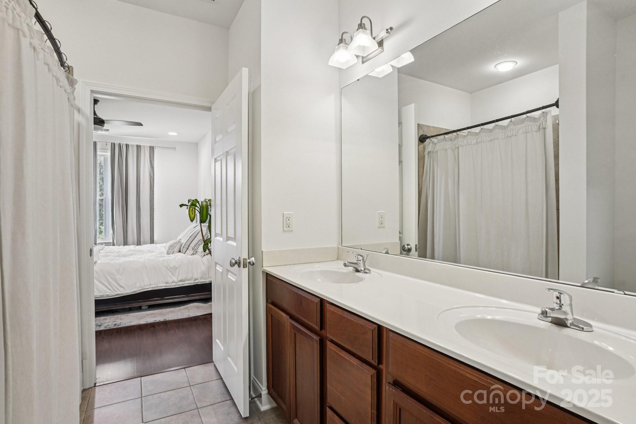 1000 E Woodlawn Road 411 Property Photo 28