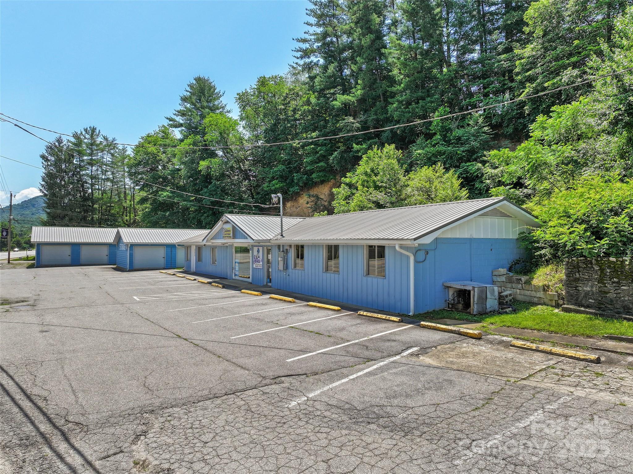 8275 Carolina Boulevard Property Photo 1