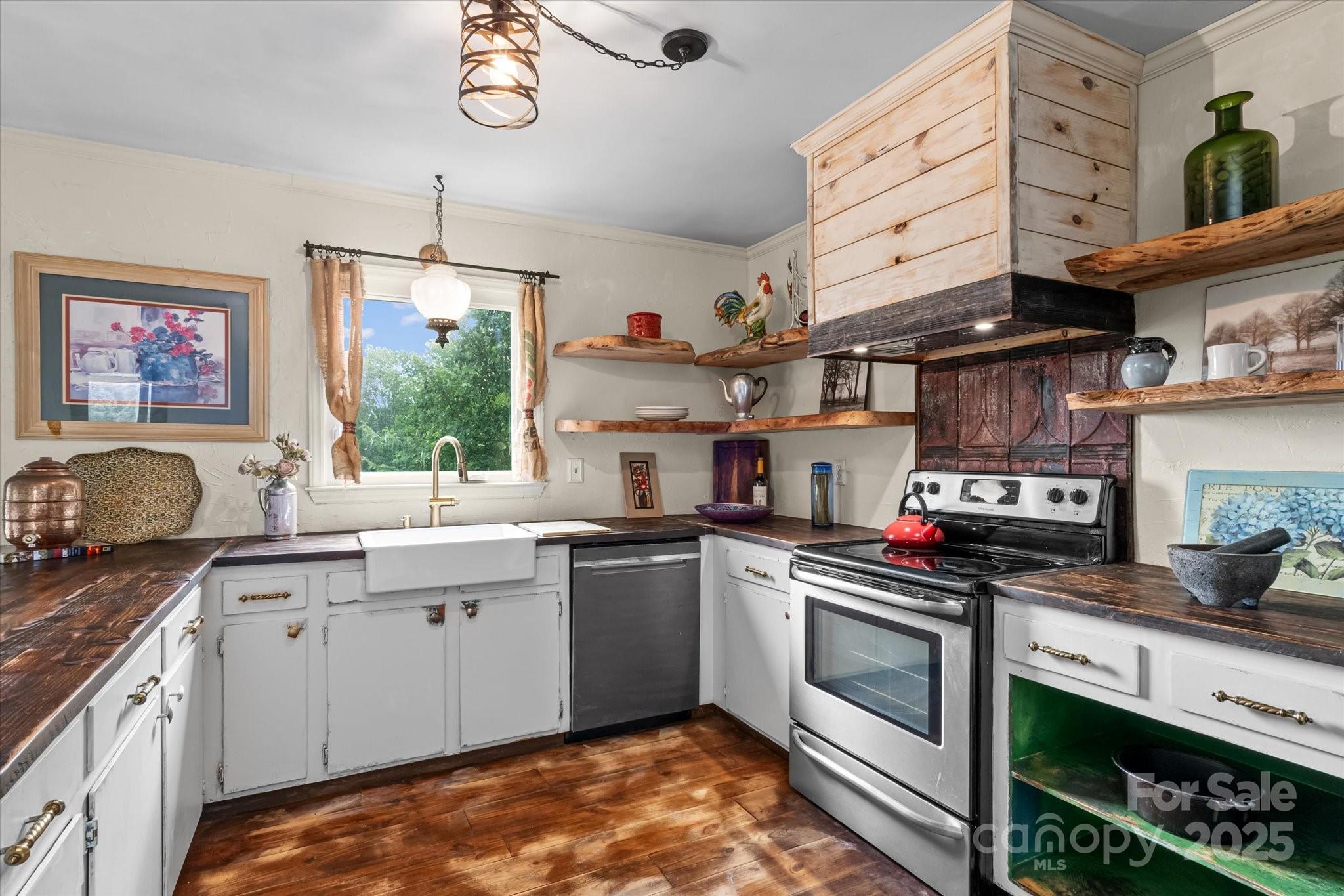 724 Teeter Road Property Photo 9