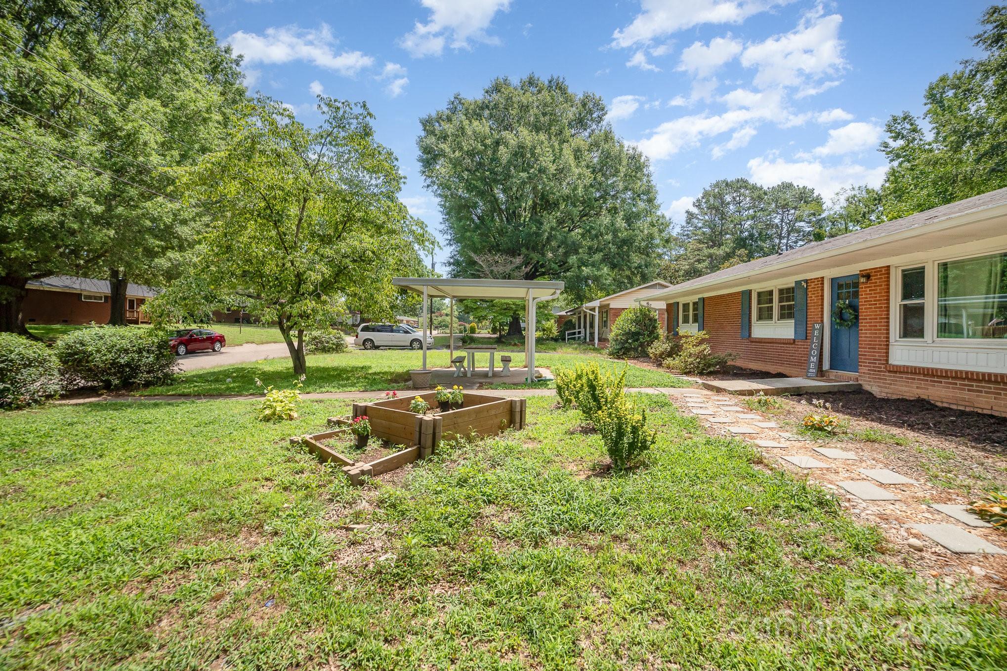 2202 Woodlawn Street Property Photo 3